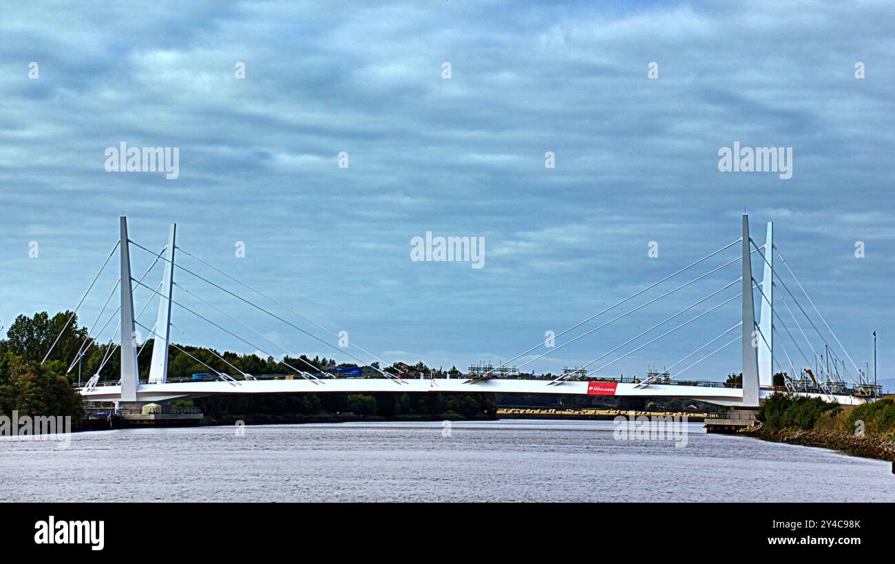 Glasgow, Scozia, Regno Unito. 14 settembre 2024. Il secondo nuovo ponte dopo Partick Pedestrian arriva il Renfrew Bridge, il primo ponte stradale di apertura sul fiume Clyde, che si aprirà alla fine dell'anno, è stato raffigurato chiuso oggi mentre i lavori proseguono sulle nuove strade che vi conducono. Credit Gerard Ferry/Alamy Live News Foto Stock