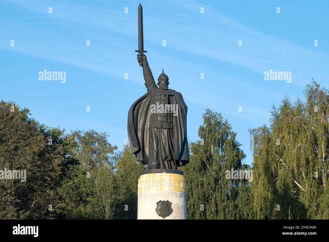 MUROM, RUSSIA - 06 SETTEMBRE 2024: Monumento al leggendario eroe russo Ilya Muromets in una soleggiata mattina di settembre Foto Stock