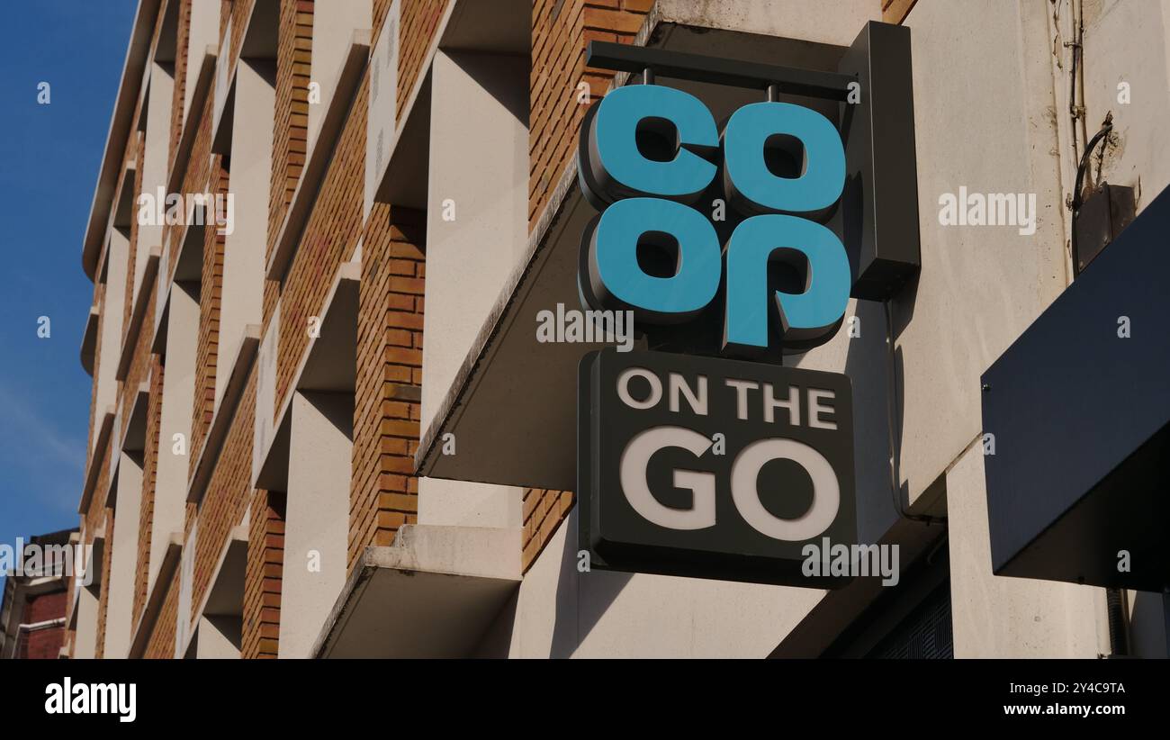 Insegna del negozio Co-Op a Cowcross Street, Farringdon, Londra. Foto Stock