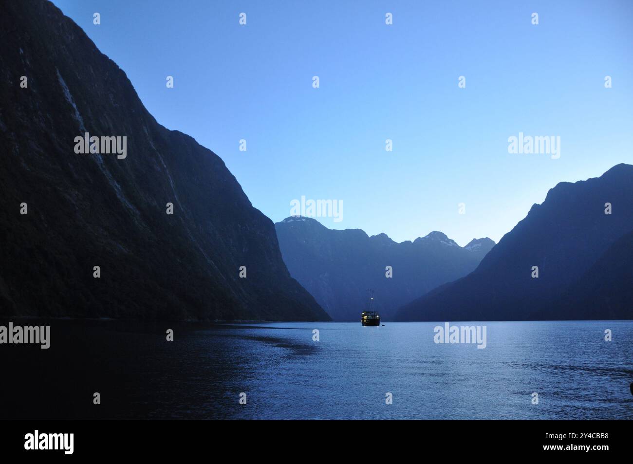 Alba nel fiordo di Milford Sound in nuova Zelanda con barca turistica Foto Stock