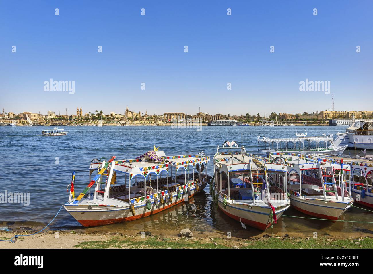 Barche ormeggiate sulla riva del Nilo a Luxor, Egitto, Africa Foto Stock