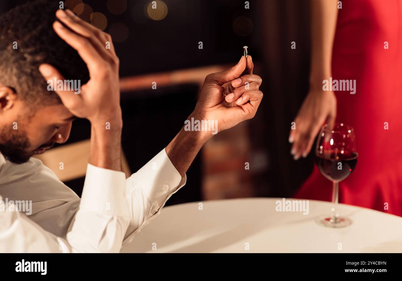 Uomo che tiene premuto squillo dopo aver ricevuto risposta negativa alla proposta Indoor Foto Stock