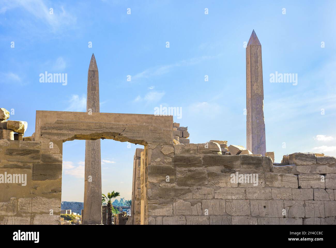 Obelischi nell'antico tempio di Karnak all'alba Foto Stock