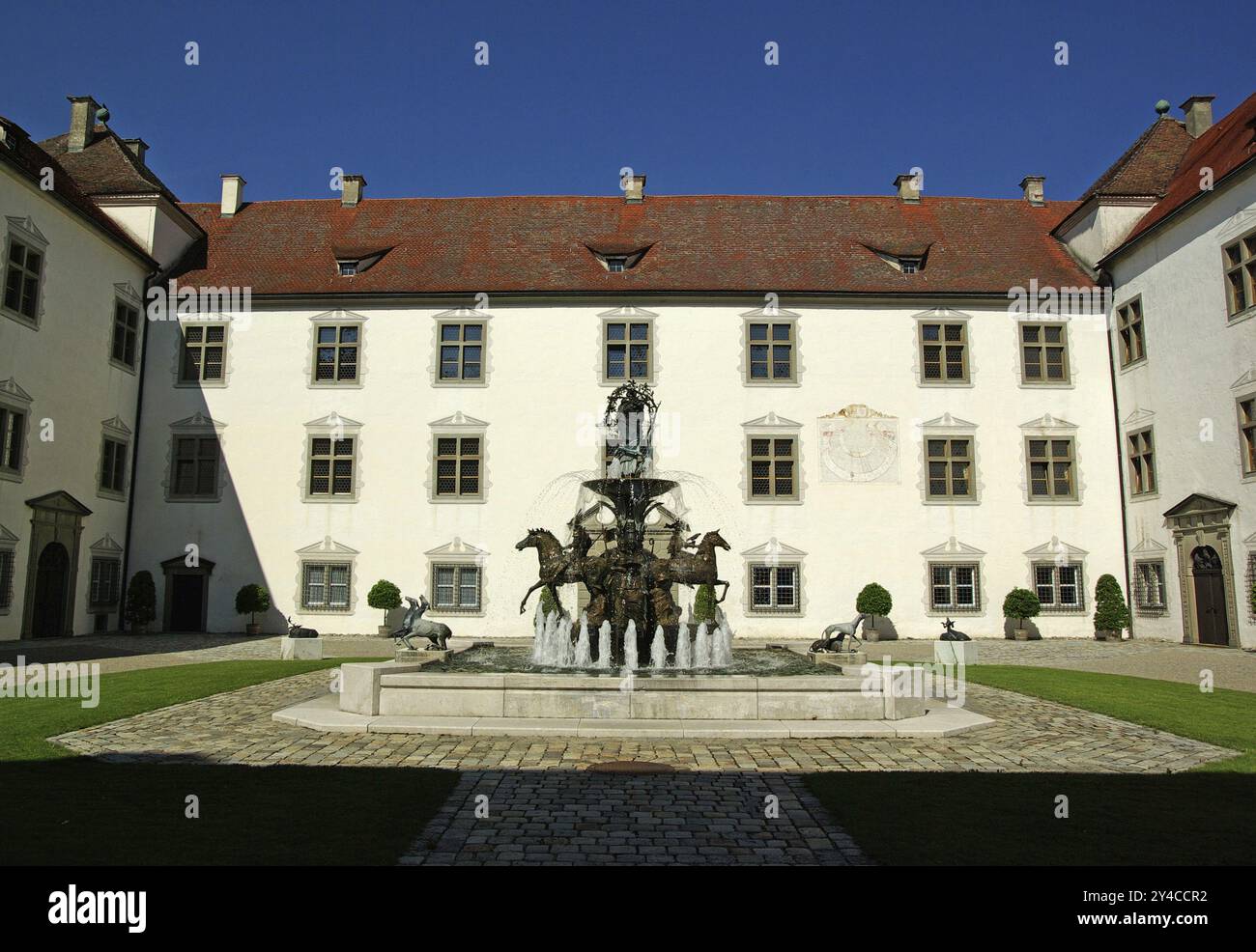 Fontana dello scultore Massimiliano Ruess nella corte d'onore del castello di Zeil nell'Allgaeu. La fontana raffigura la storia della Casa di Waldbu Foto Stock