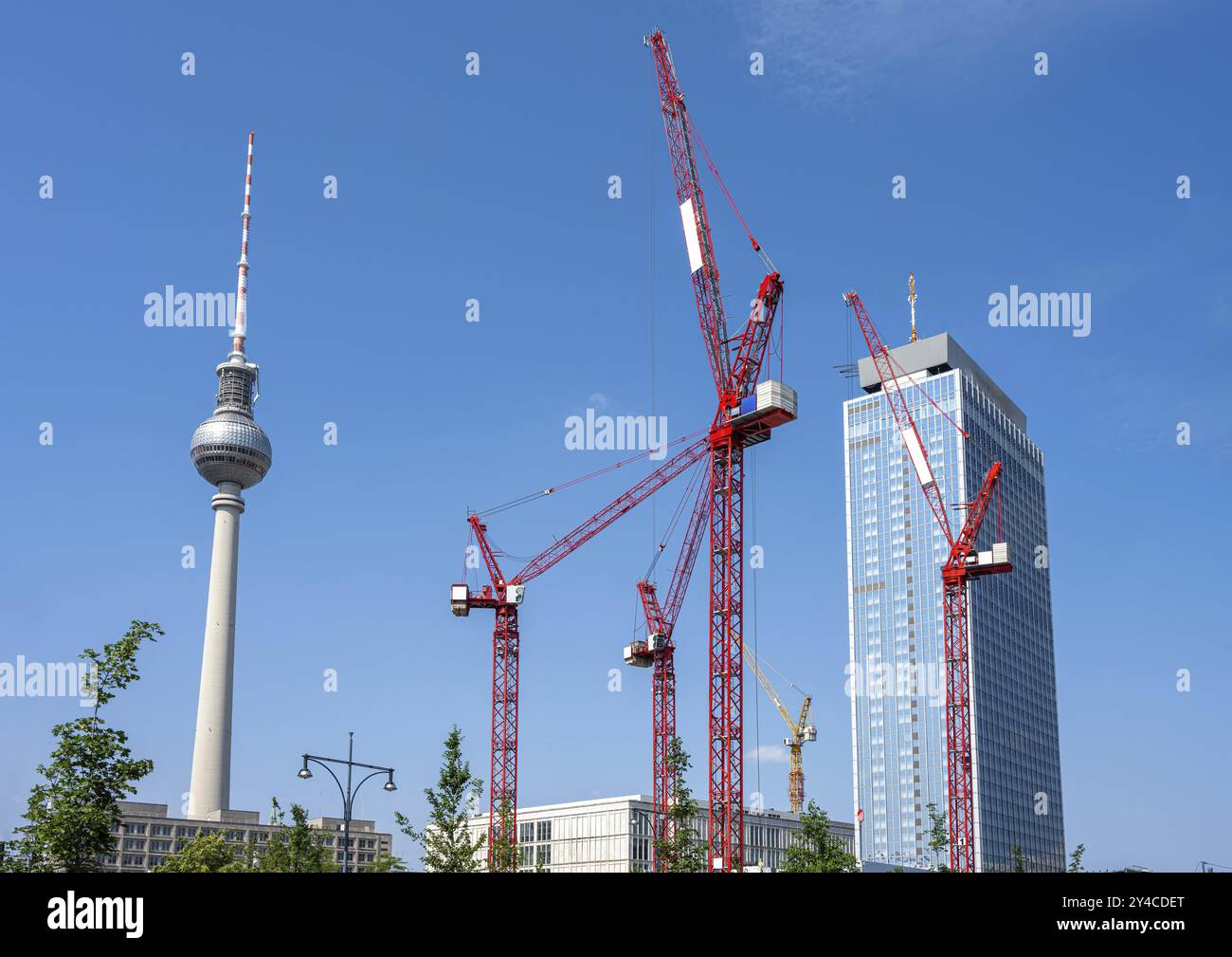 La famosa torre della televisione di Berlino con gru a torre rosse Foto Stock