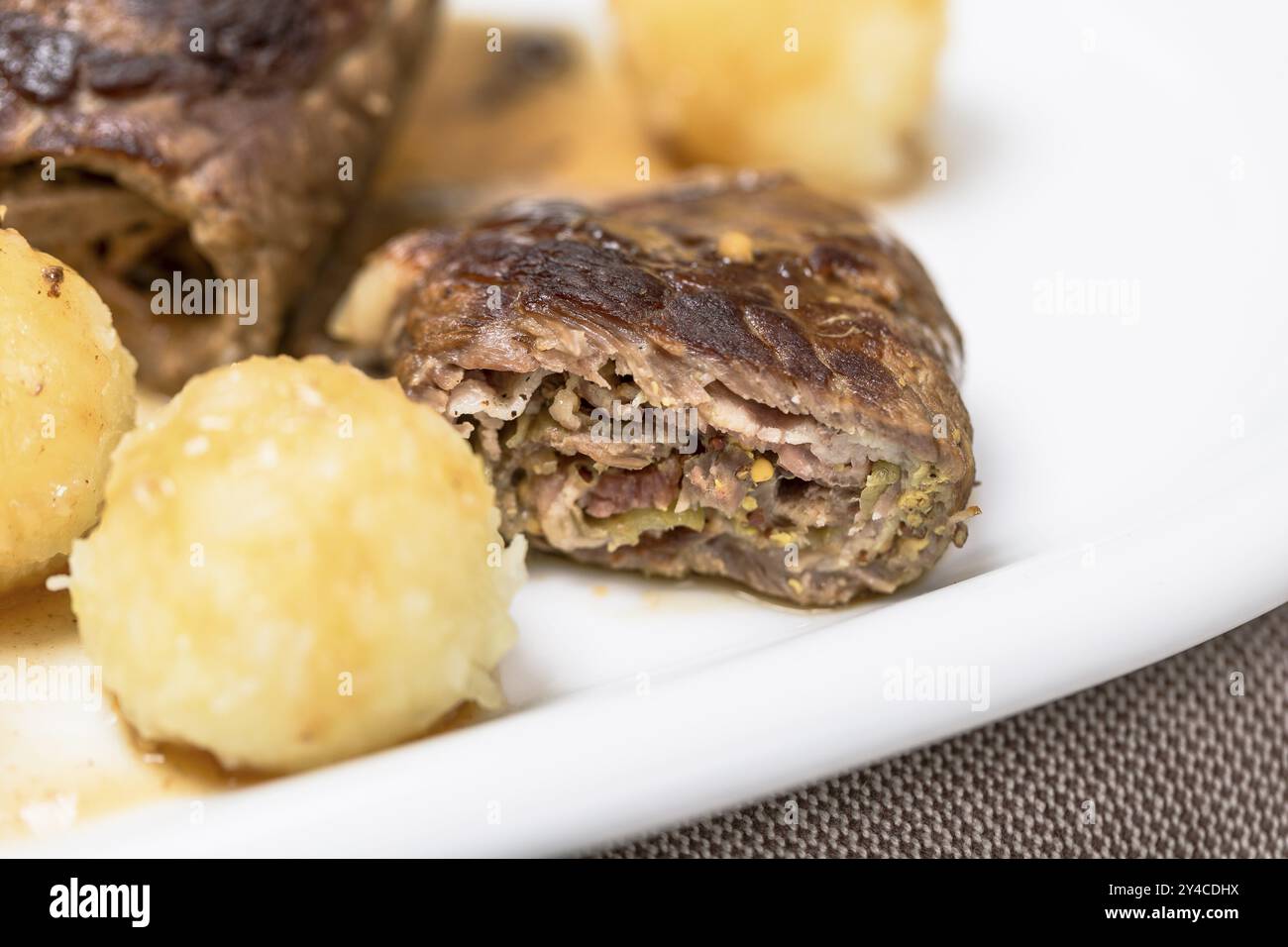 Roulade di manzo casalingo con cavolo rosso e gnocchi di patate Foto Stock