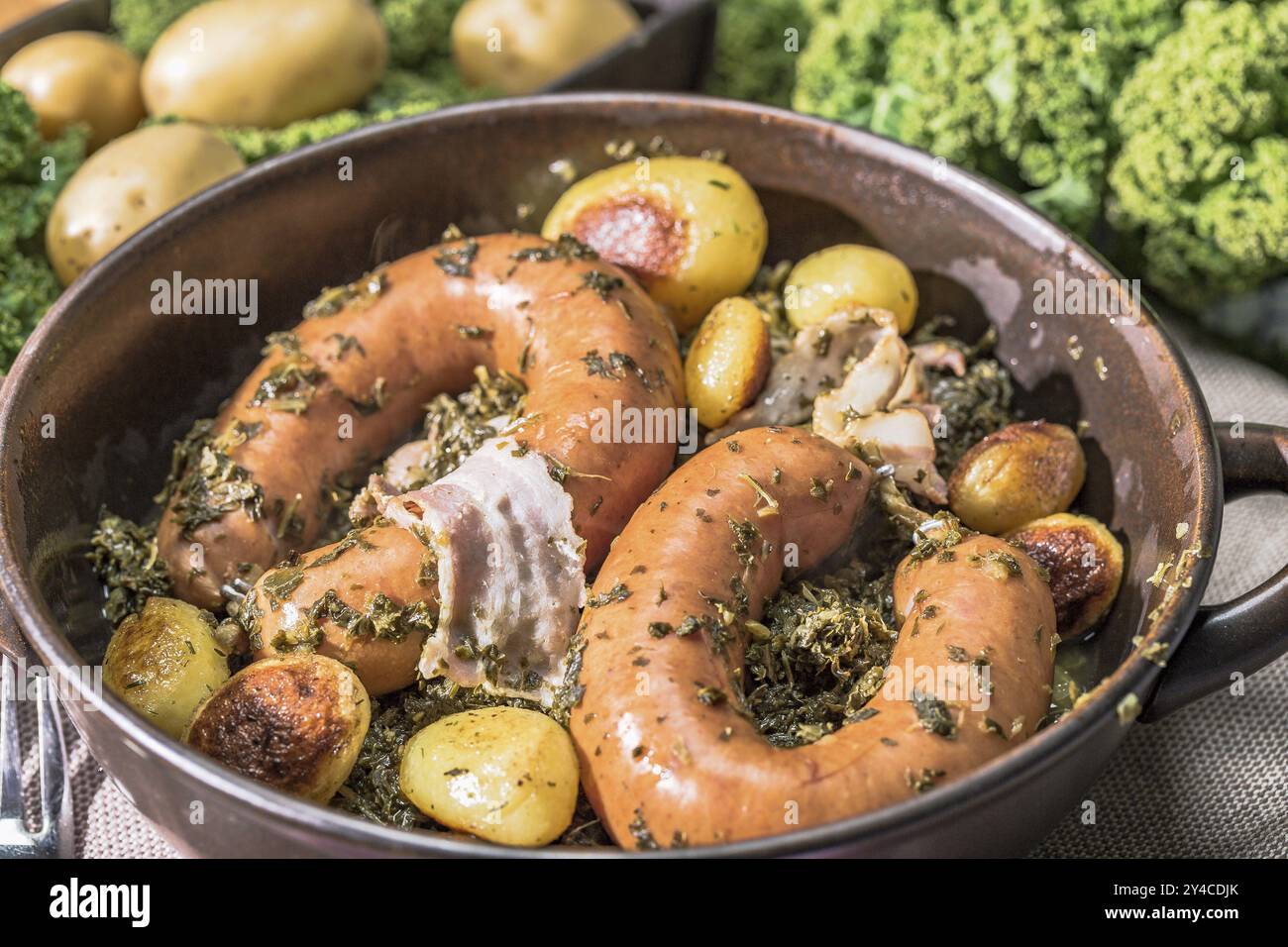 Cavolo con salsiccia Bregenwurst e patate arrosto Foto Stock