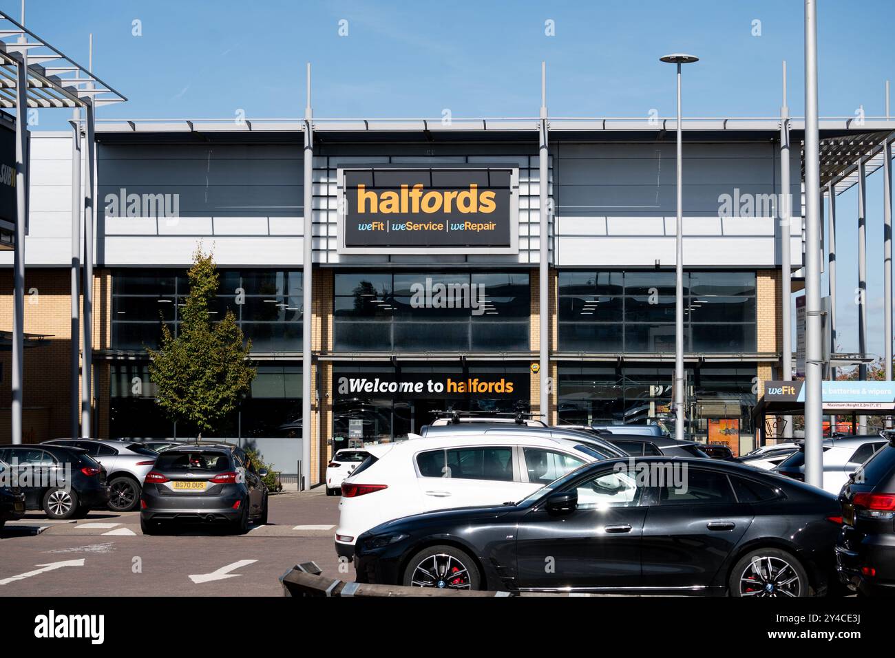 Halfords, Leamington Shopping Park, Leamington Spa, Warwickshire, Regno Unito Foto Stock