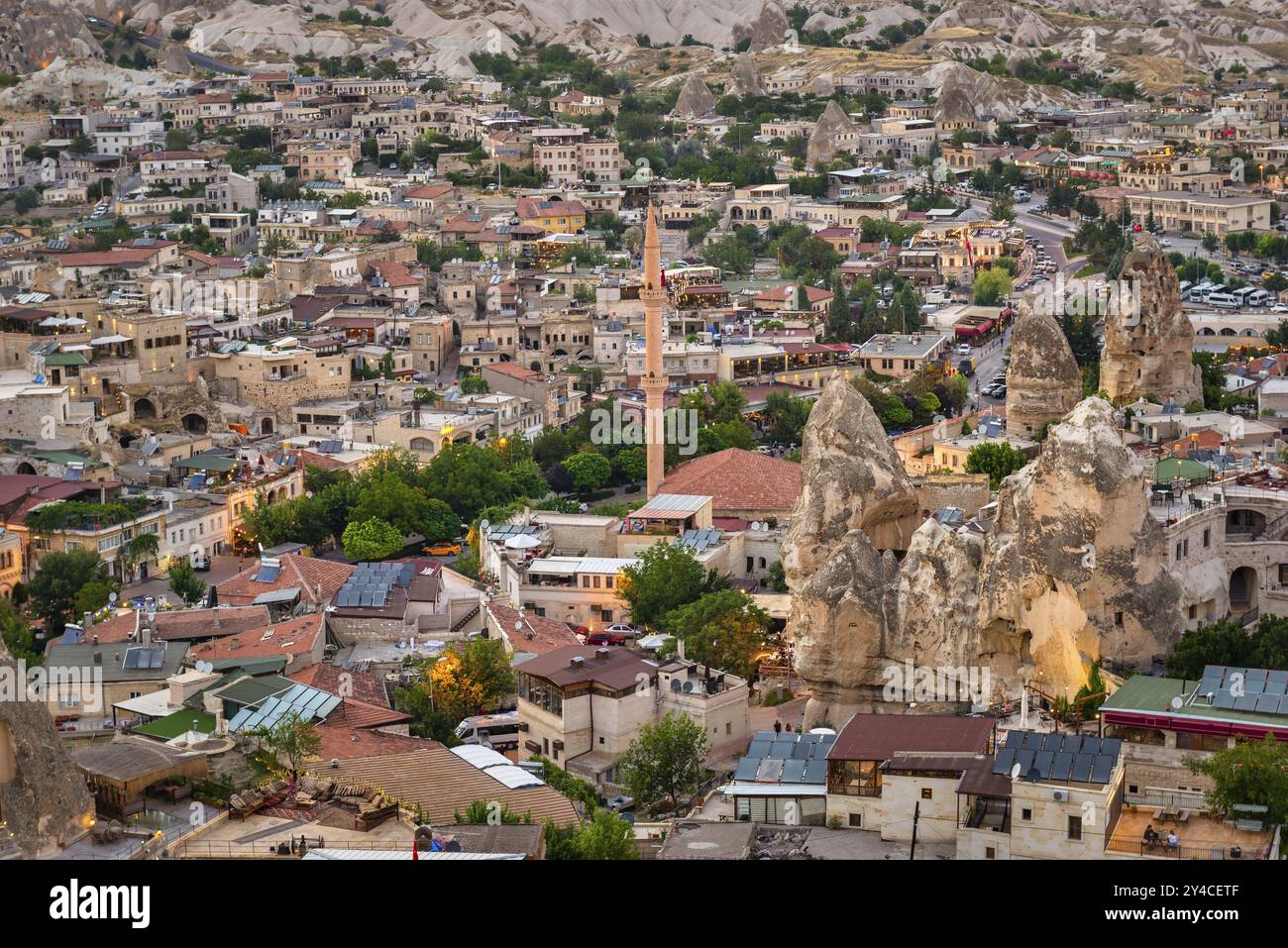 Piccola e maestosa cittadina di Goreme in Cappadocia al tramonto, Turchia, Asia Foto Stock