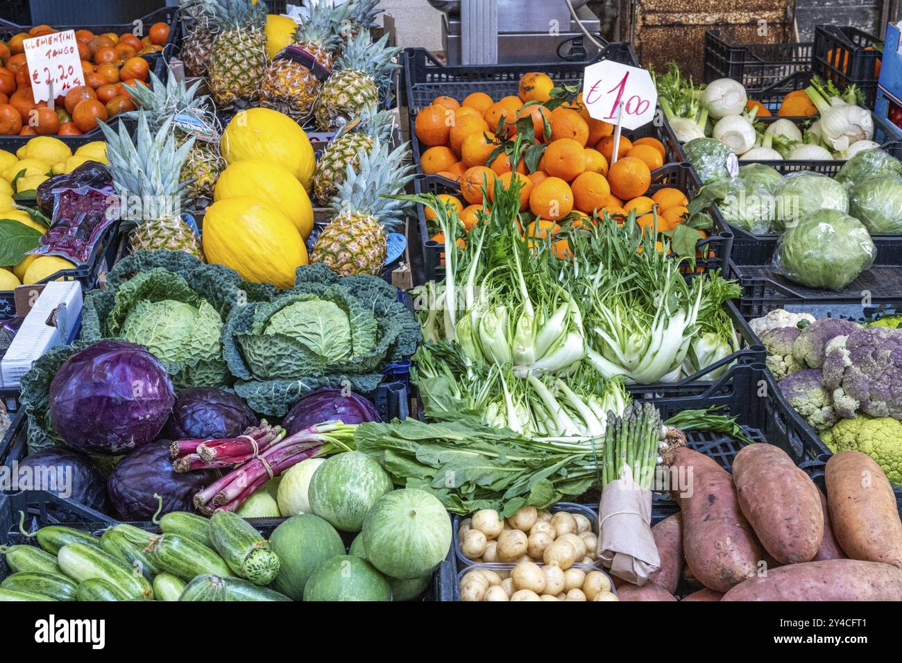 Frutta e verdura in vendita in un mercato Foto Stock