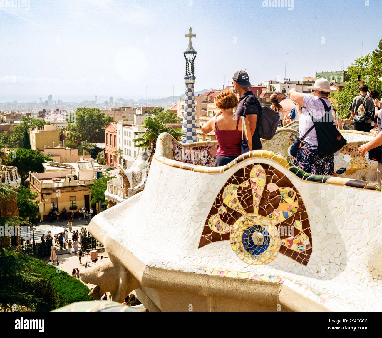 Panca a mosaico multicolore al Park Güell, Barcellona, Catalogna, Spagna, Europa. Foto Stock