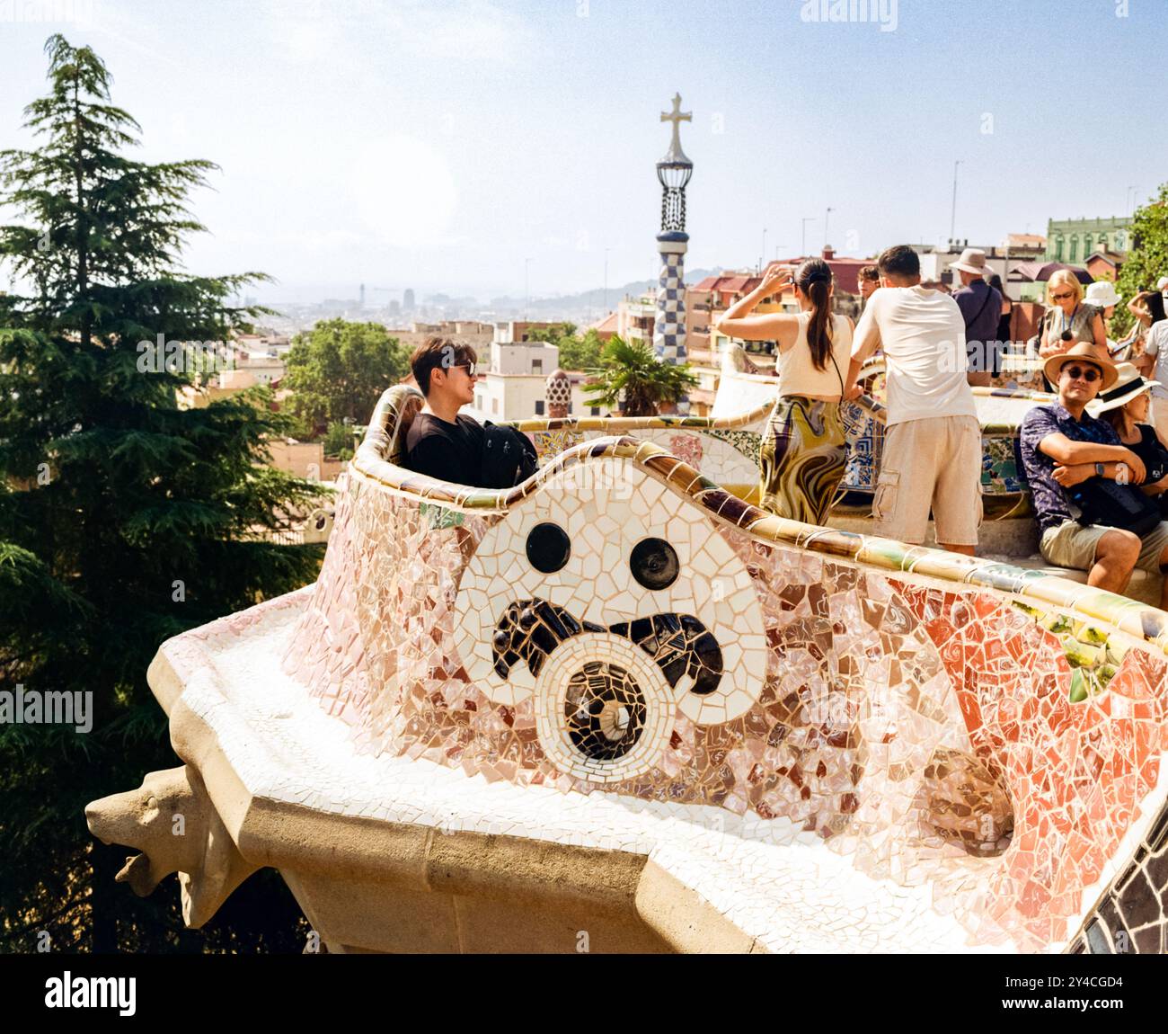 Panca a mosaico multicolore al Park Güell, Barcellona, Catalogna, Spagna, Europa. Foto Stock