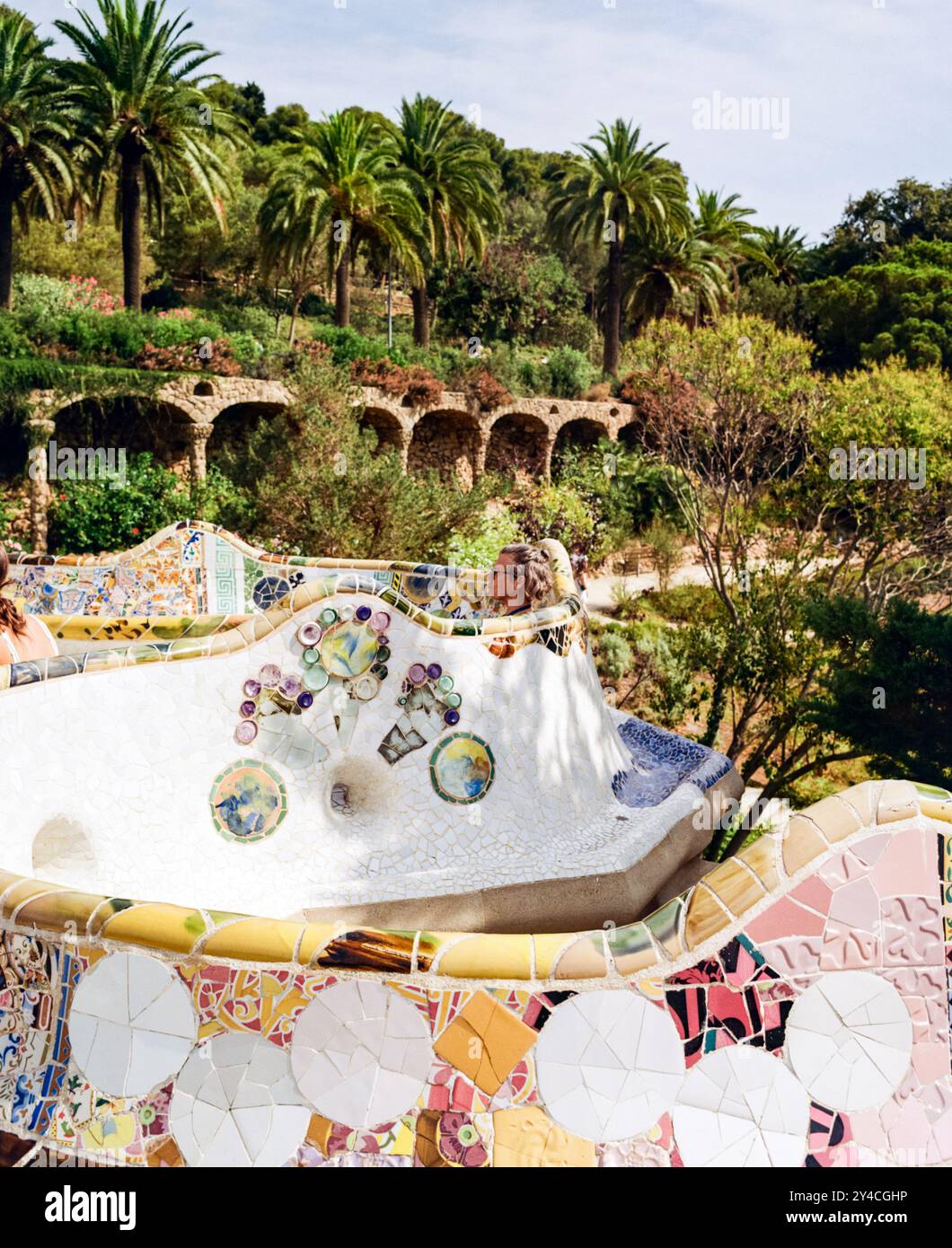Panca a mosaico multicolore al Park Güell, Barcellona, Catalogna, Spagna, Europa. Foto Stock