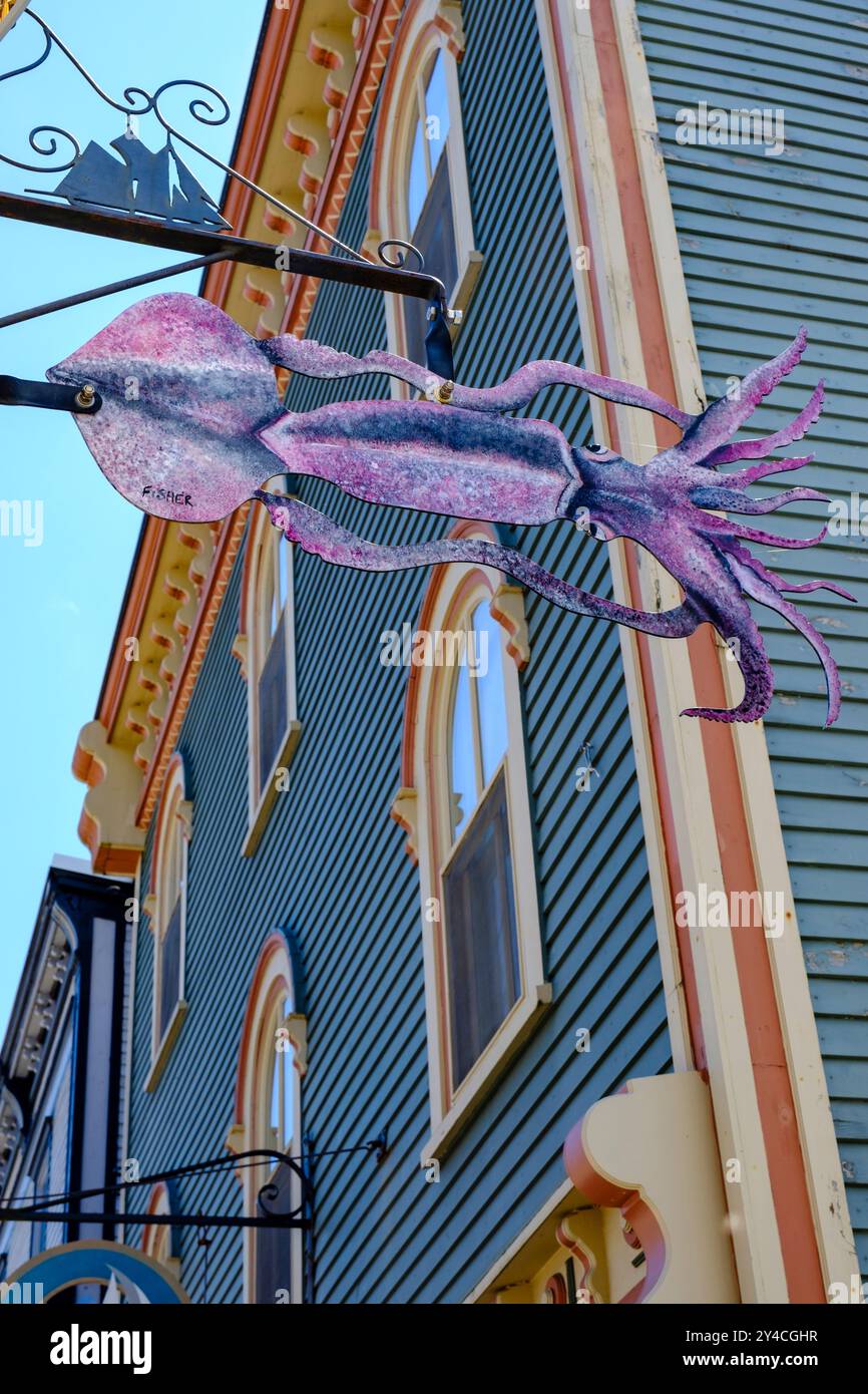 Casa in legno, calamari di Street art, insegne artistiche, marcature artistiche che raffigurano i frutti di mare, centro storico di Lunenburg, nuova Scozia, Canada Foto Stock