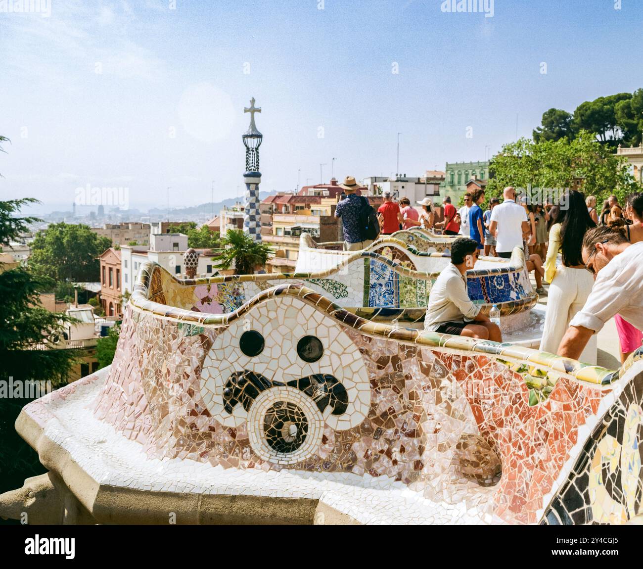 Panca a mosaico multicolore al Park Güell, Barcellona, Catalogna, Spagna, Europa. Foto Stock