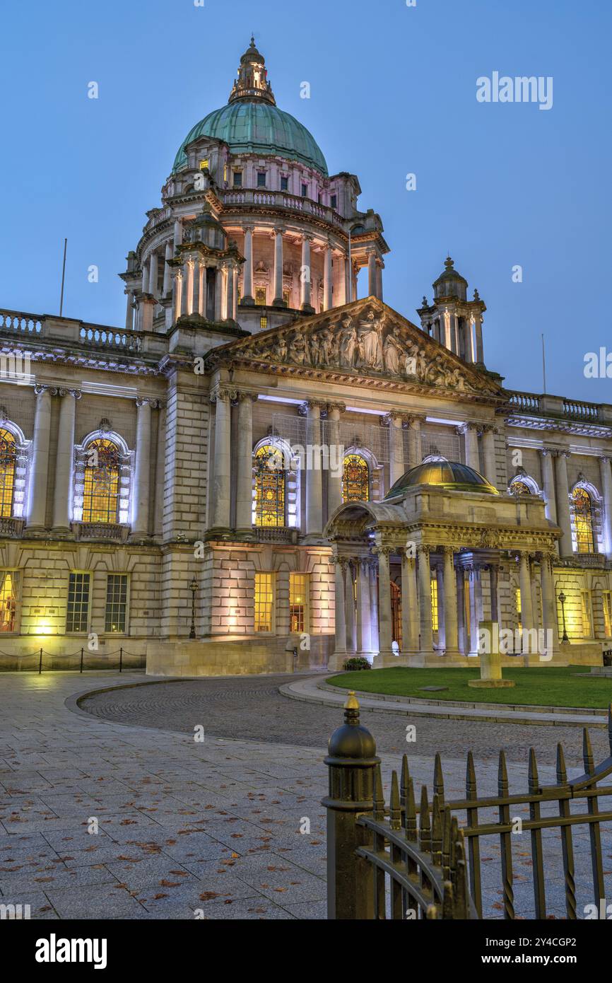 Il municipio di Belfast illuminato al crepuscolo Foto Stock