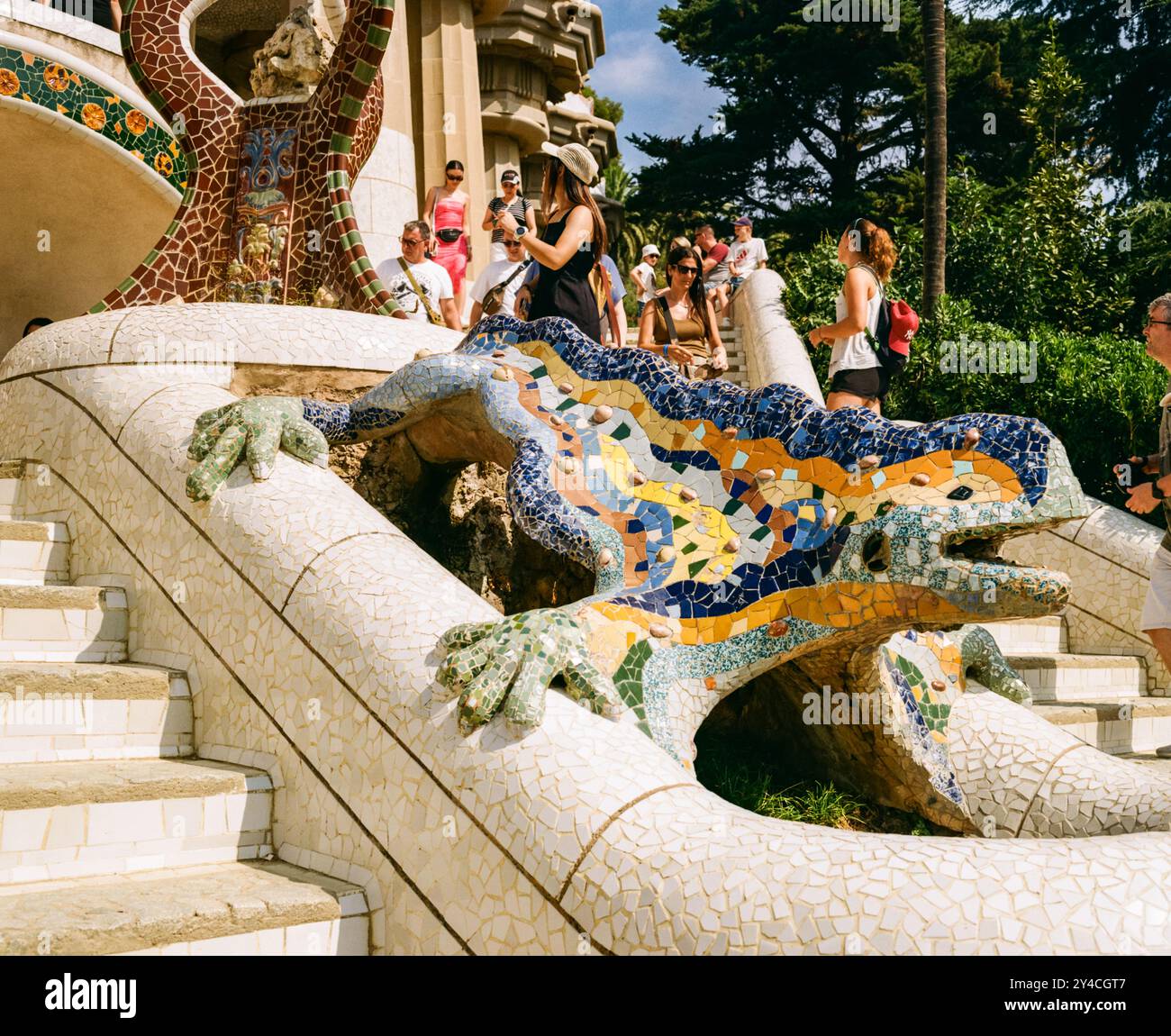 Scultura di drago o lucertola di Antoni Gaudi, Park Güell, Barcellona, Catalogna, Spagna, Europa. Foto Stock