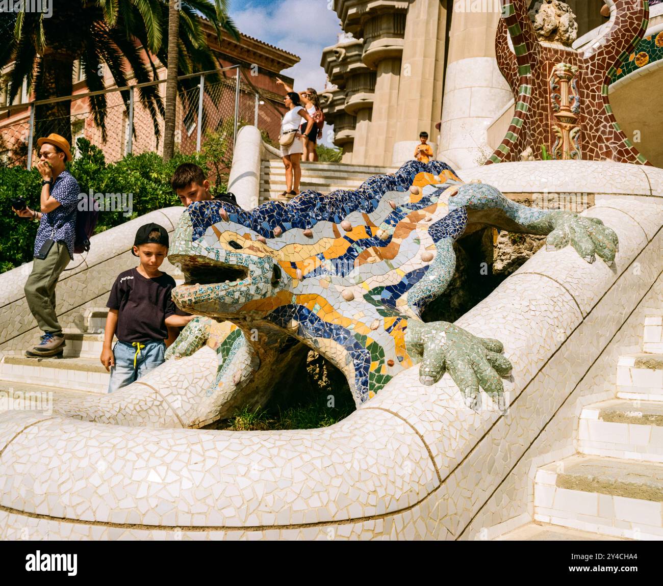 Scultura di drago o lucertola di Antoni Gaudi, Park Güell, Barcellona, Catalogna, Spagna, Europa. Foto Stock