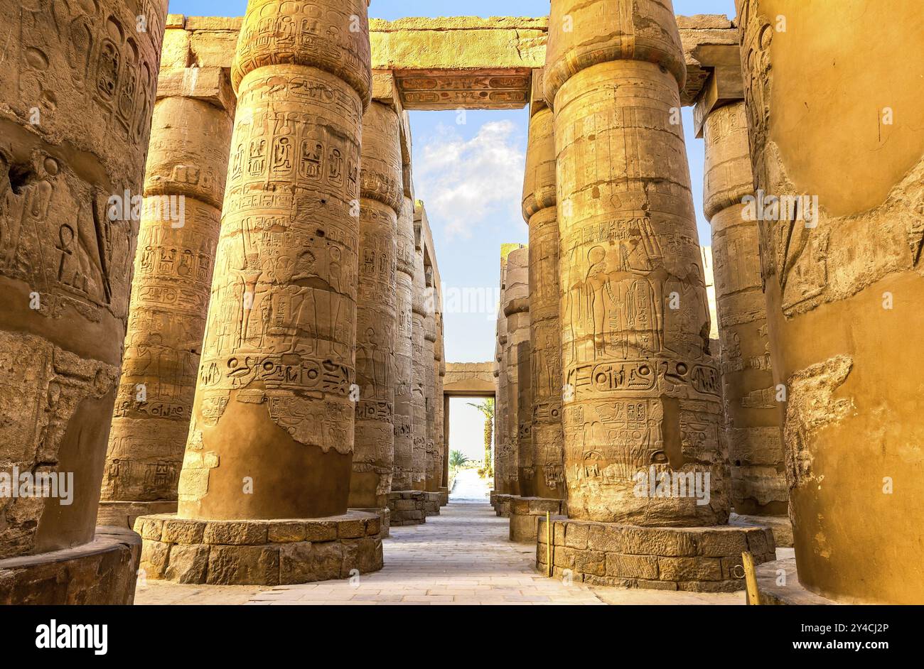 Colonnato centrale del tempio di Karnak a Luxor all'alba, Egitto, Africa Foto Stock