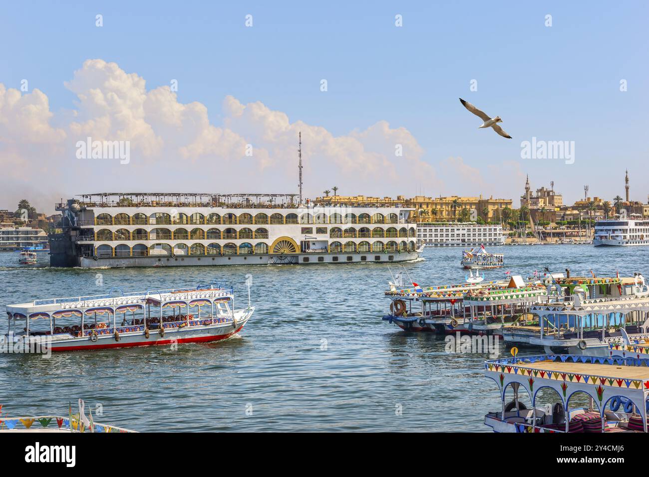 Barche Touristik sul Nilo a Luxor, Egitto, Africa Foto Stock