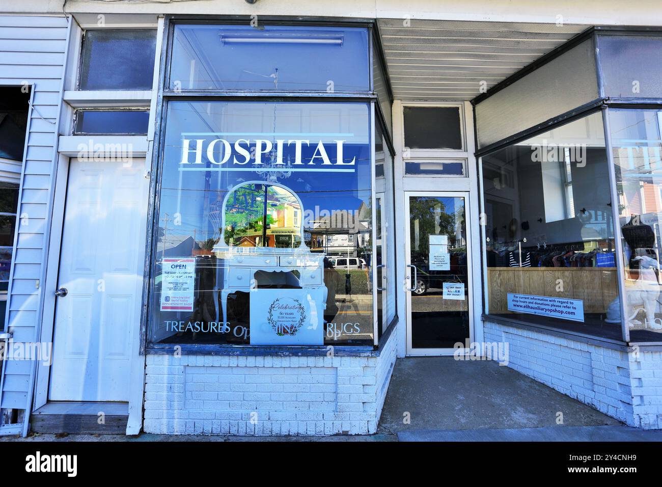 Negozio di articoli sportivi nel vecchio edificio ospedaliero Village of Greenport Long Island NY Foto Stock