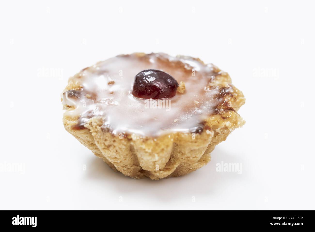 Biscotti al marzapane con glassa di zucchero e ciliegie candite Foto Stock