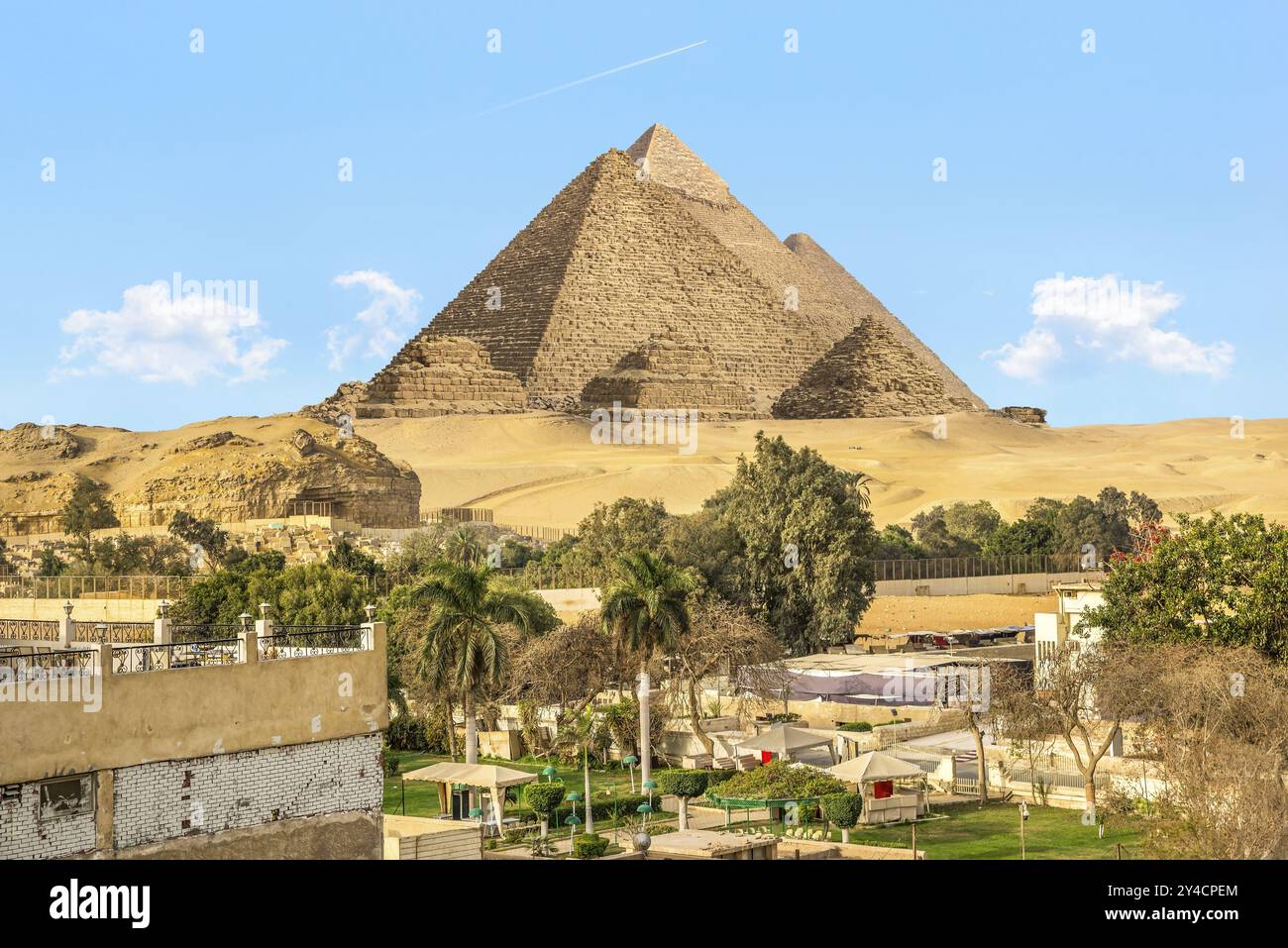Famose piramidi egiziane e periferia del Cairo, Giza Foto Stock
