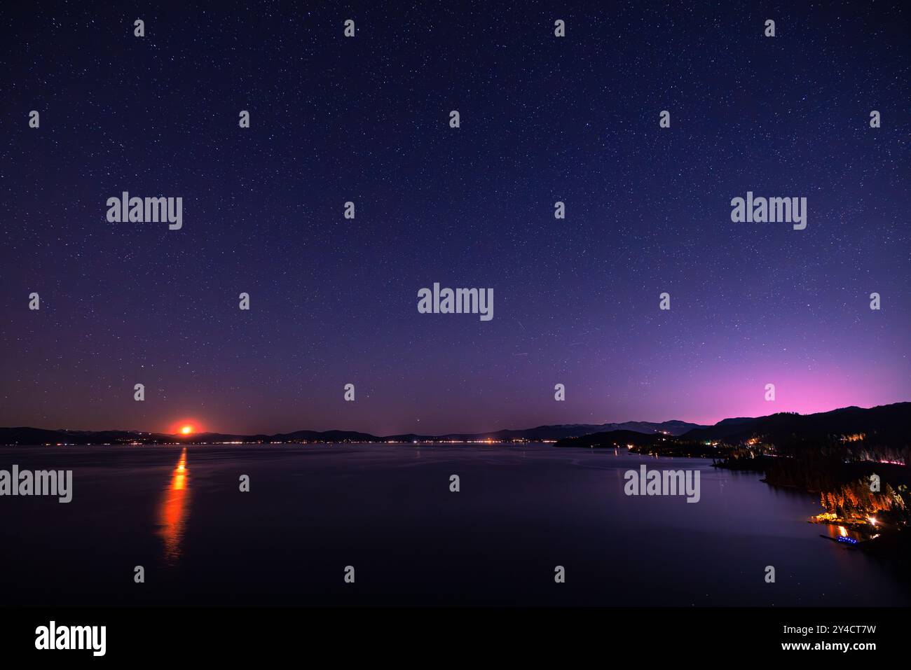 Aurora boreale dalla cima della roccia della grotta, durante la forte tempesta solare dell'inizio di maggio 2024 Foto Stock