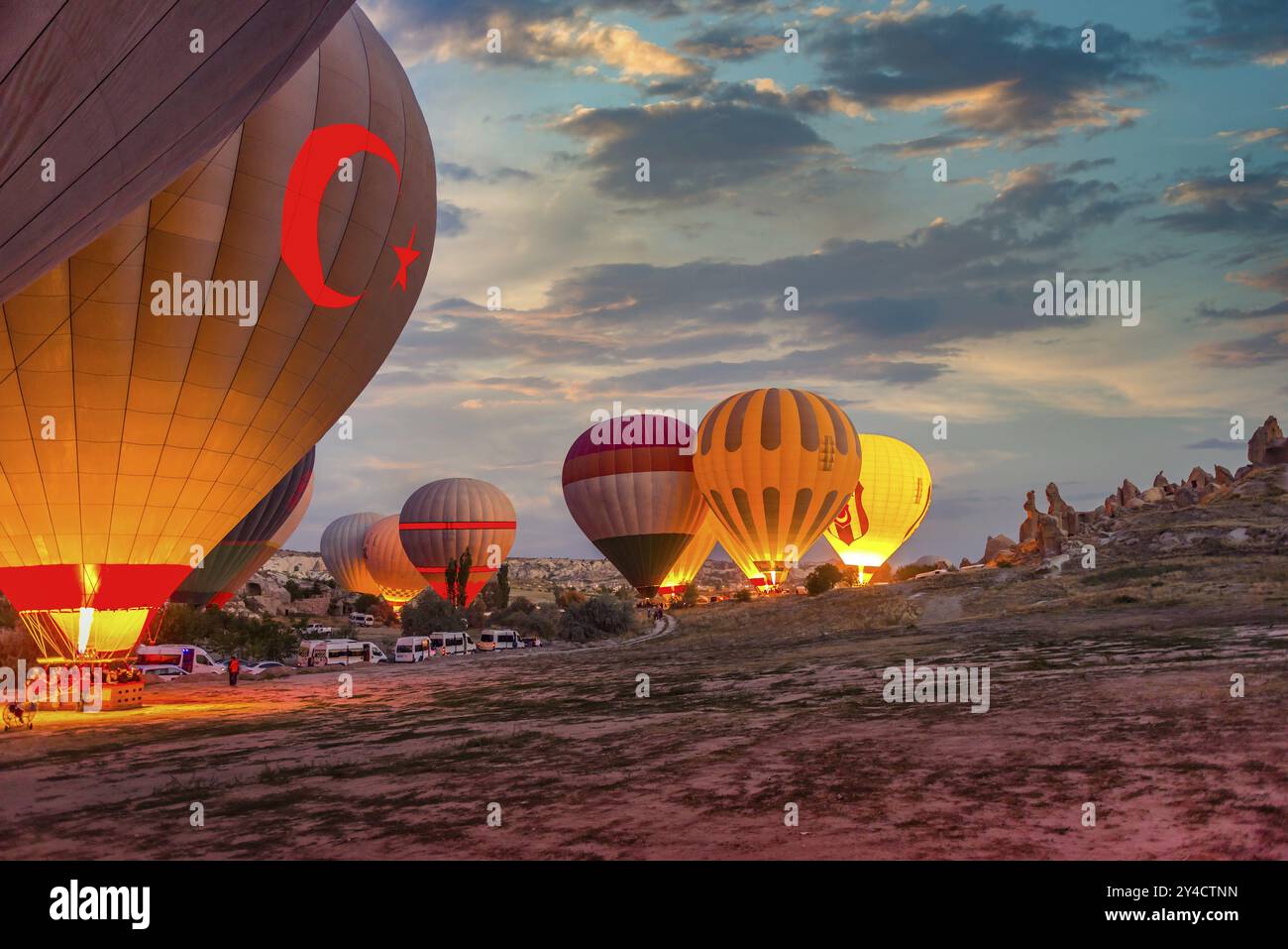 Lancio di mongolfiere in Cappadocia all'alba Foto Stock