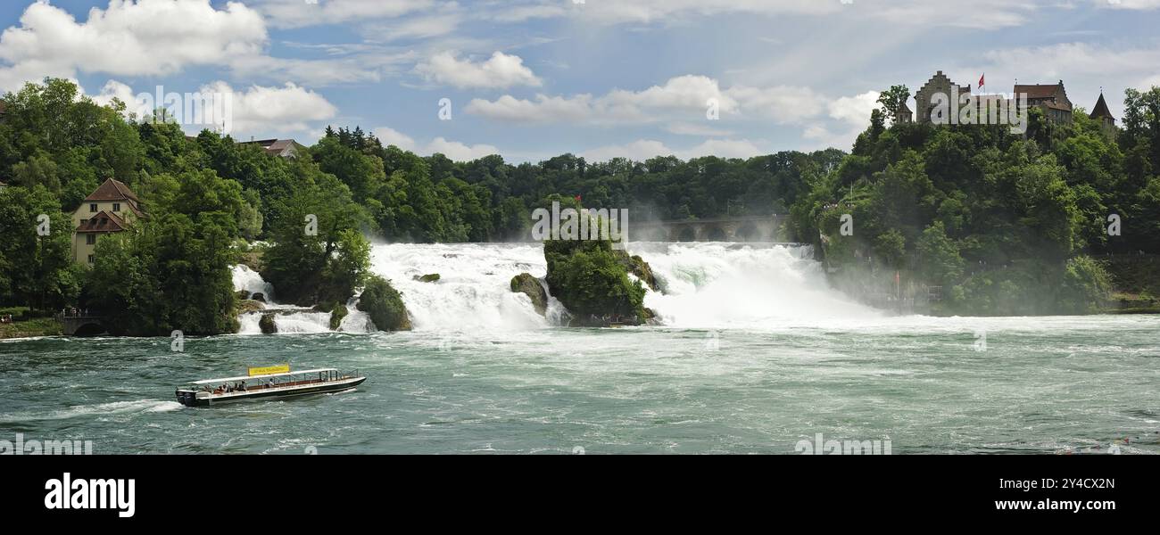 Panorama delle Cascate del Reno a Sciaffusa, la cascata più grande d'Europa, alta 23 metri e larga 150 metri, con un flusso medio di 373 metri cubi Foto Stock