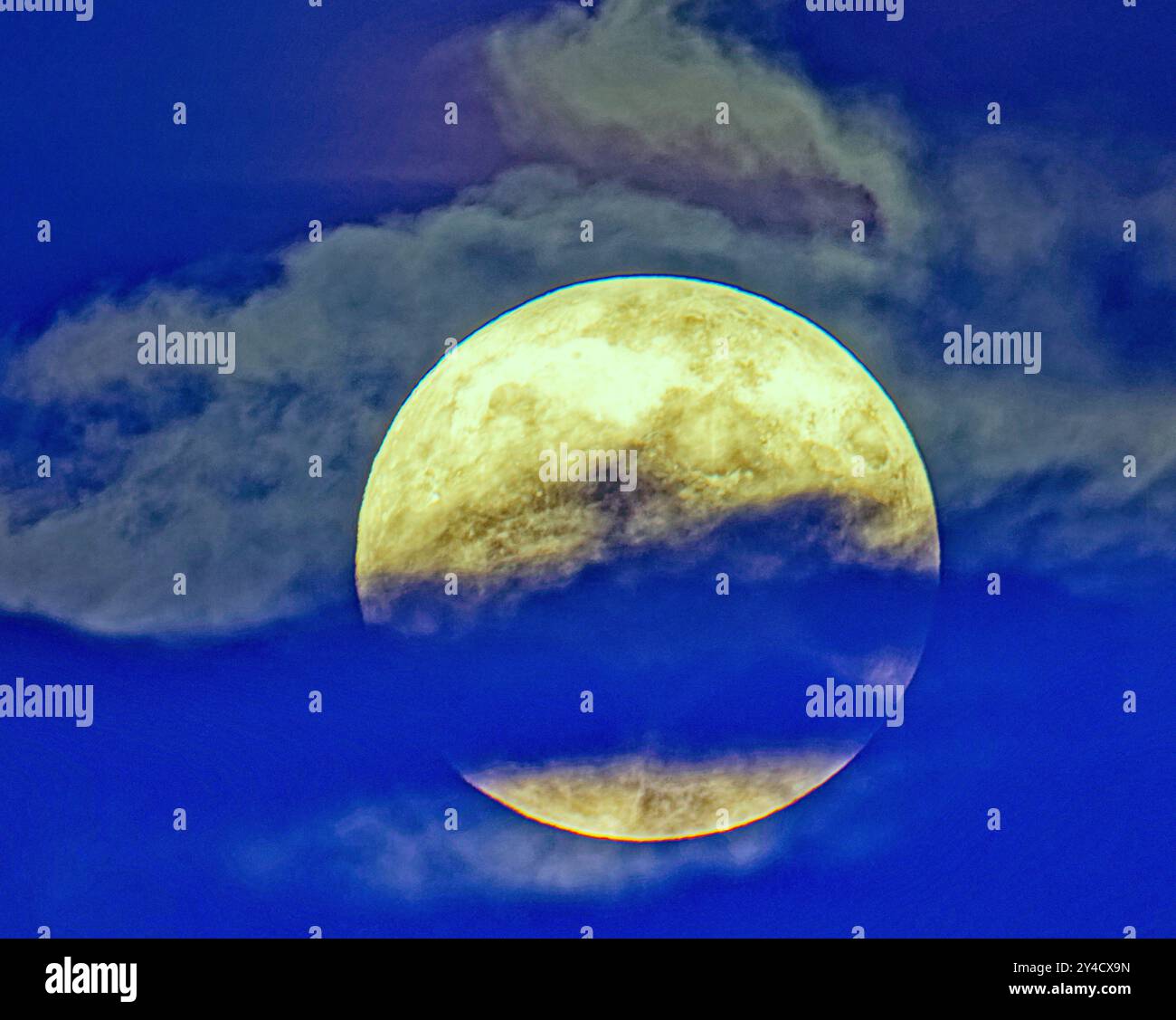 Glasgow, Scozia, Regno Unito.17 settembre 2024. Meteo nel Regno Unito: Luna piena di raccolto prima di quattro superlune consecutive attraverso le nuvole Credit Gerard Ferry/Alamy Live News Foto Stock