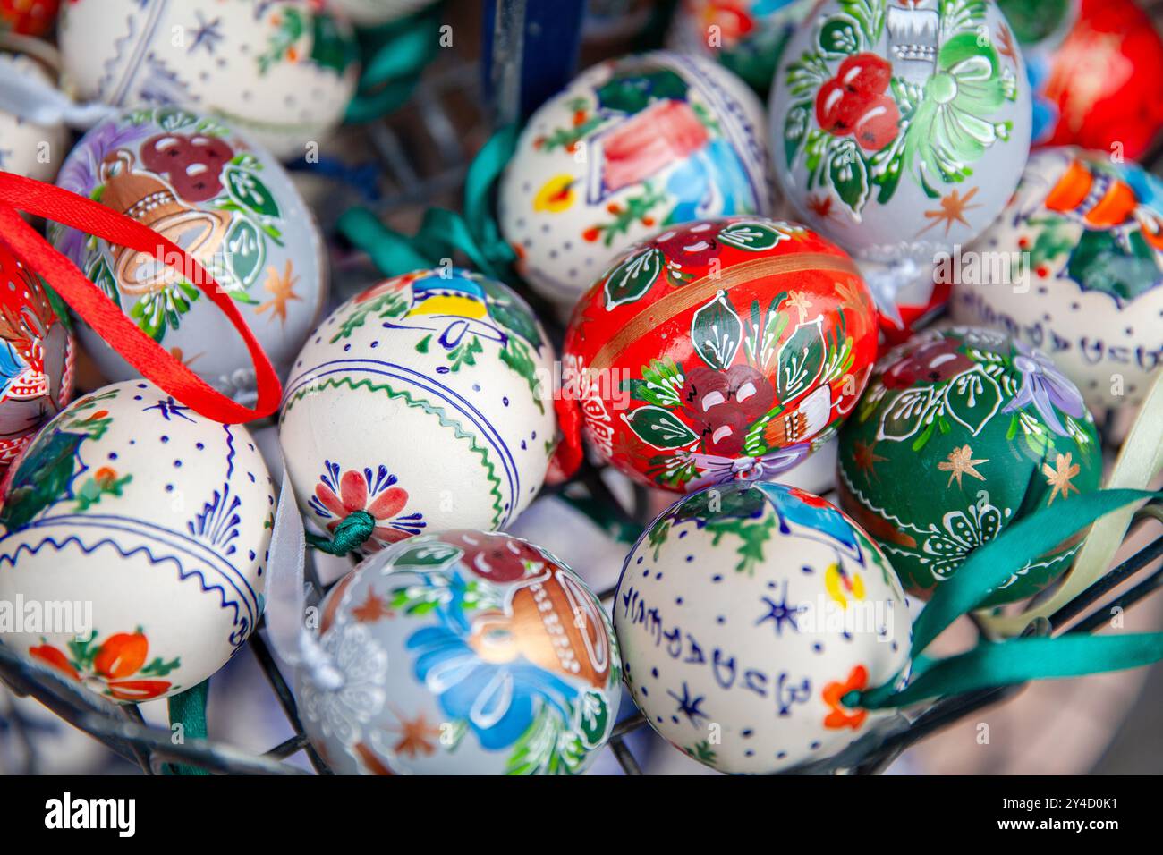 Souvenir di Budapest ornamenti a forma di uovo dipinti a mano, souvenir turistici in vendita, negozio di arte popolare ungherese Foto Stock