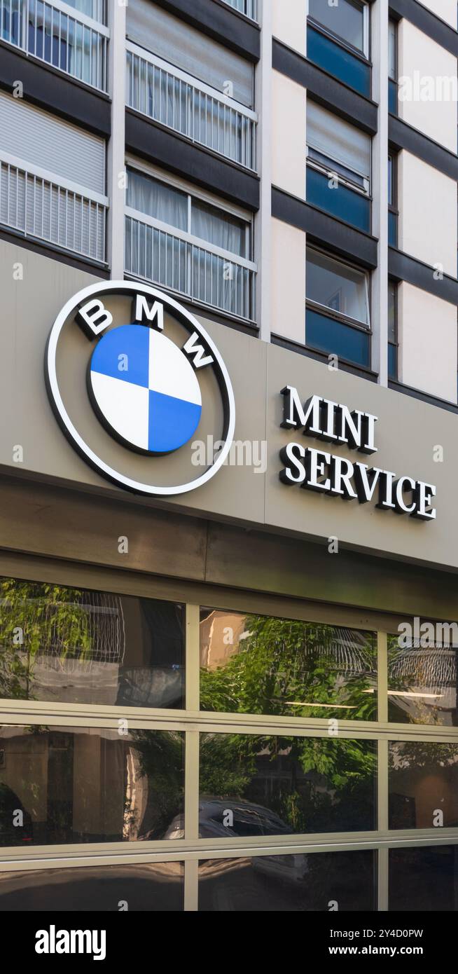 Parigi, Francia - 09 14 2024 : facciata di un garage BMW Foto Stock
