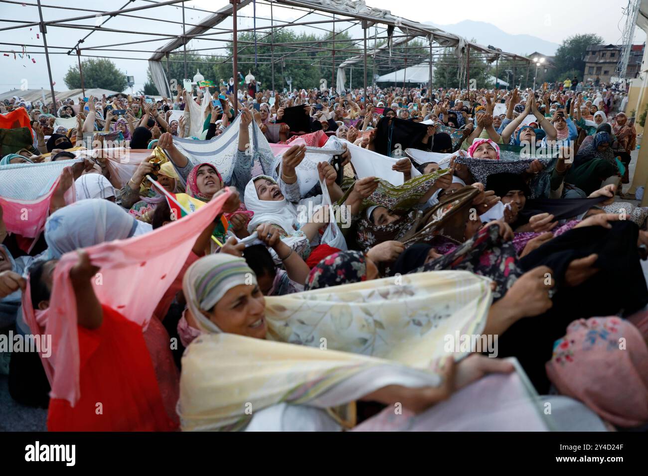 EID-e-Milad-ul-Nabi festival in Kashmir, India le donne musulmane del Kashmiri pregano dopo aver visto una reliquia che si ritiene essere un pelo dalla barba del profeta Maometto, che viene esposta non foto in occasione del festival di Eid-e-Milad-ul-Nabi, l'anniversario della nascita del profeta, al santuario Hazratbal di Srinagar, India, il 17 settembre 2024. Srinagar India Copyright: XMatrixxImagesx/xDanishxIsmailx Foto Stock