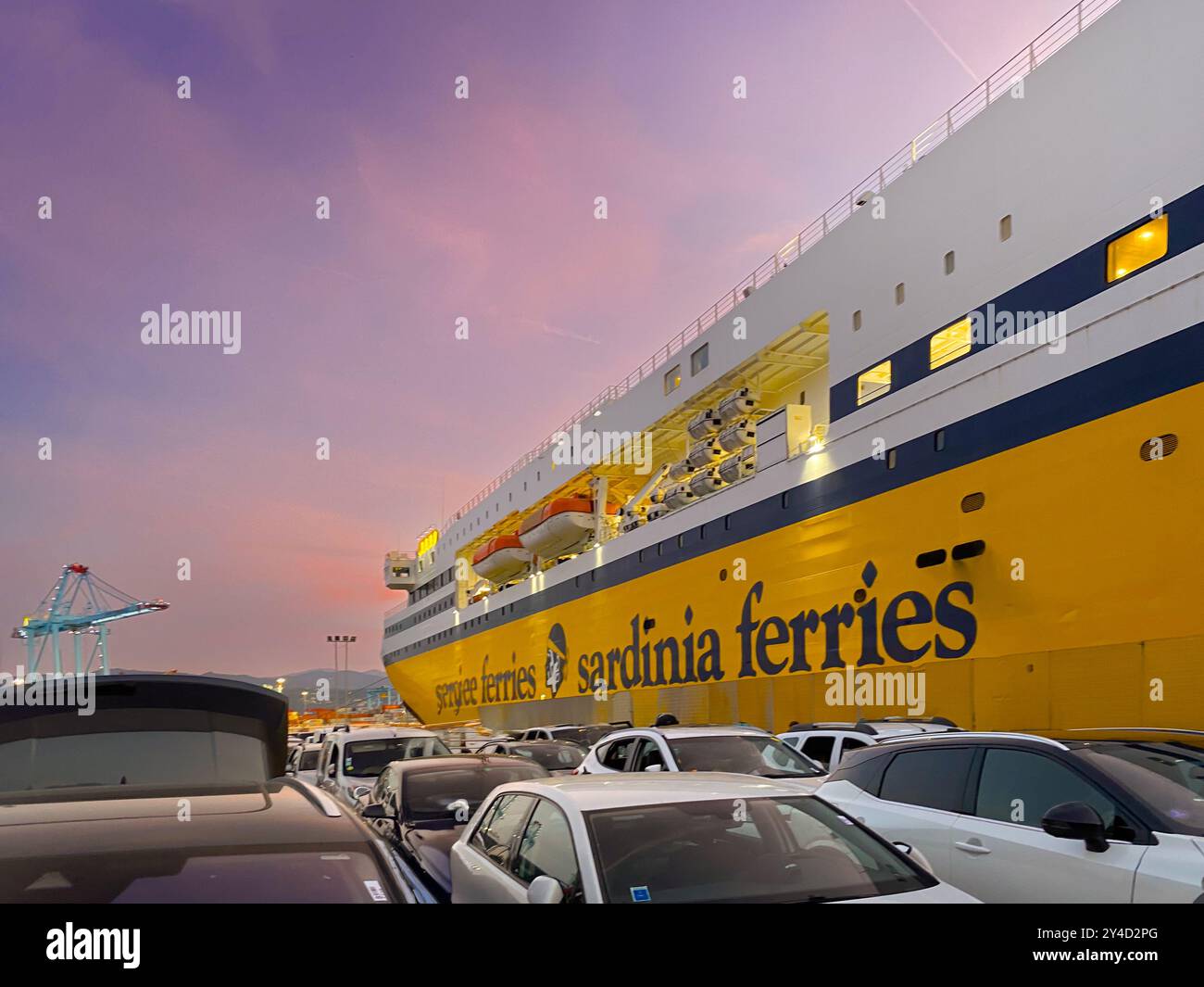 Vado Ligure, Savona, Italia - 31 agosto 2024: Traghetto Corsica Sardinia Ferries attraccato alla banchina con auto in attesa di essere imbarcate al primo semaforo Foto Stock