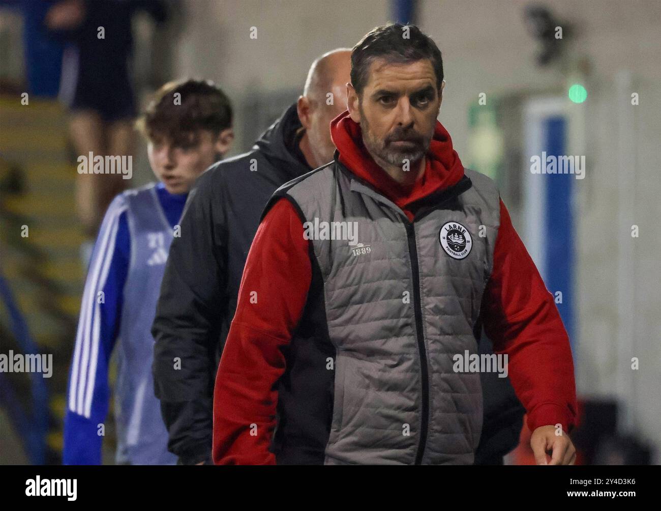 Mourneview Park, Lurgan, Contea di Armagh, Irlanda del Nord, Regno Unito. 17 settembre 2024. Sports Direct Premiership - Glenavon V Larne. Azione della partita di stasera al Mourneview Park (Glenavon in blu). Il manager di Larne, Tiernan Lynch. Crediti: CAZIMB/Alamy Live News. Foto Stock