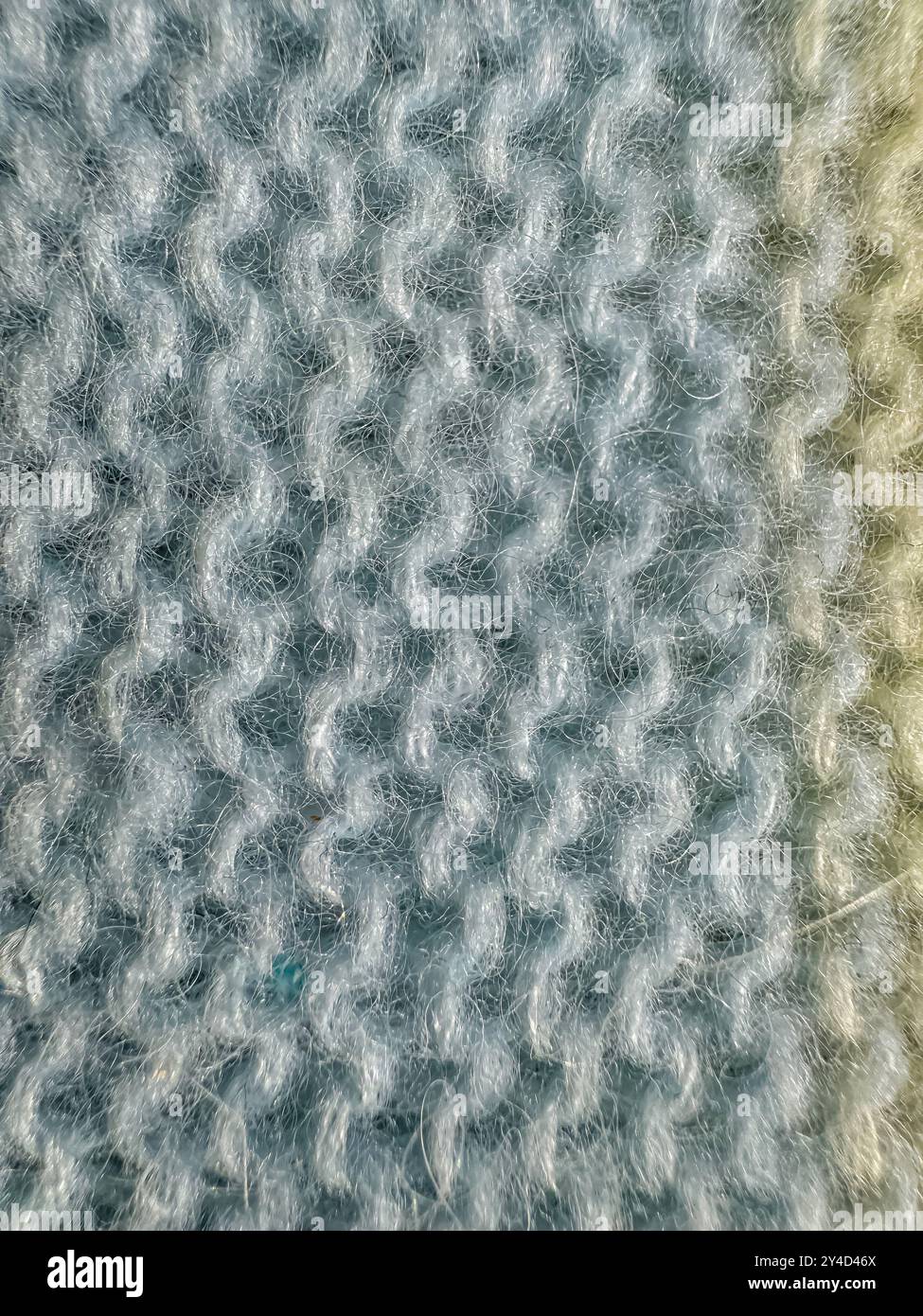 Maglieria in lana e cashmere grigia neutra con motivo a maglia intrecciato con cuciture a treccia. Foto di alta qualità Foto Stock