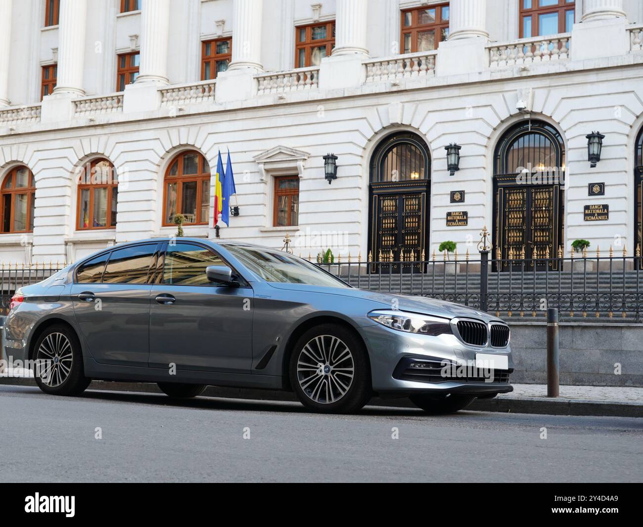 Bucarest, Romania - 23 luglio 2024: Auto ibrida BMW Silver parcheggiata di fronte alla Banca Nazionale di Romania (BNR) Foto Stock