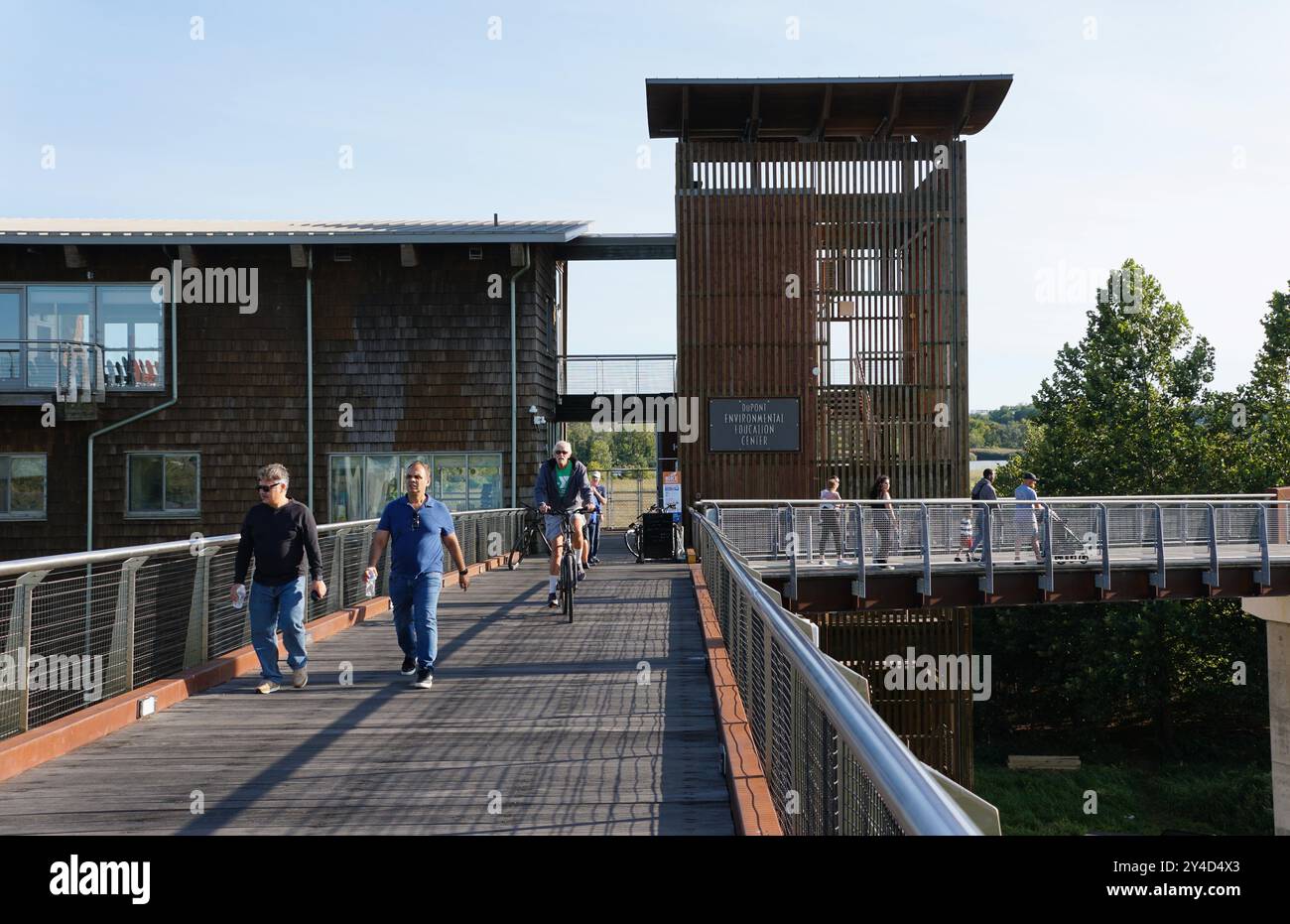 Wilmington, Delaware, U.S.A - 8 settembre 2024 - visitatori sul sentiero pedonale presso il Russel W Peterson Urban Wildlife Refuge Center Foto Stock