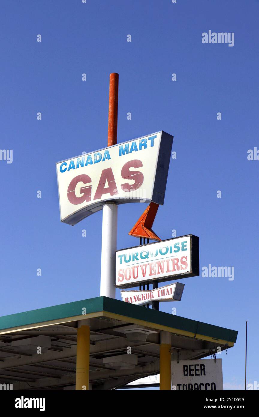 Cartello di rifornimento vintage canada Mart ex stazione di servizio ora negozio di souvenir sulla Route 66 Andy Devine Ave Route 66, Kingman, Arizona Foto Stock