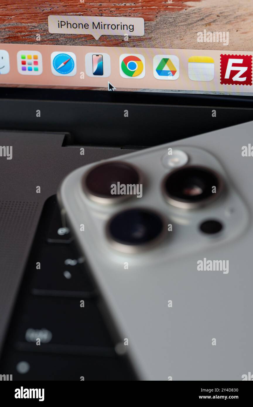 New York, USA - 17 settembre 2024: Avvio della nuova app di mirroring per iPhone su schermo macro vista ravvicinata Foto Stock