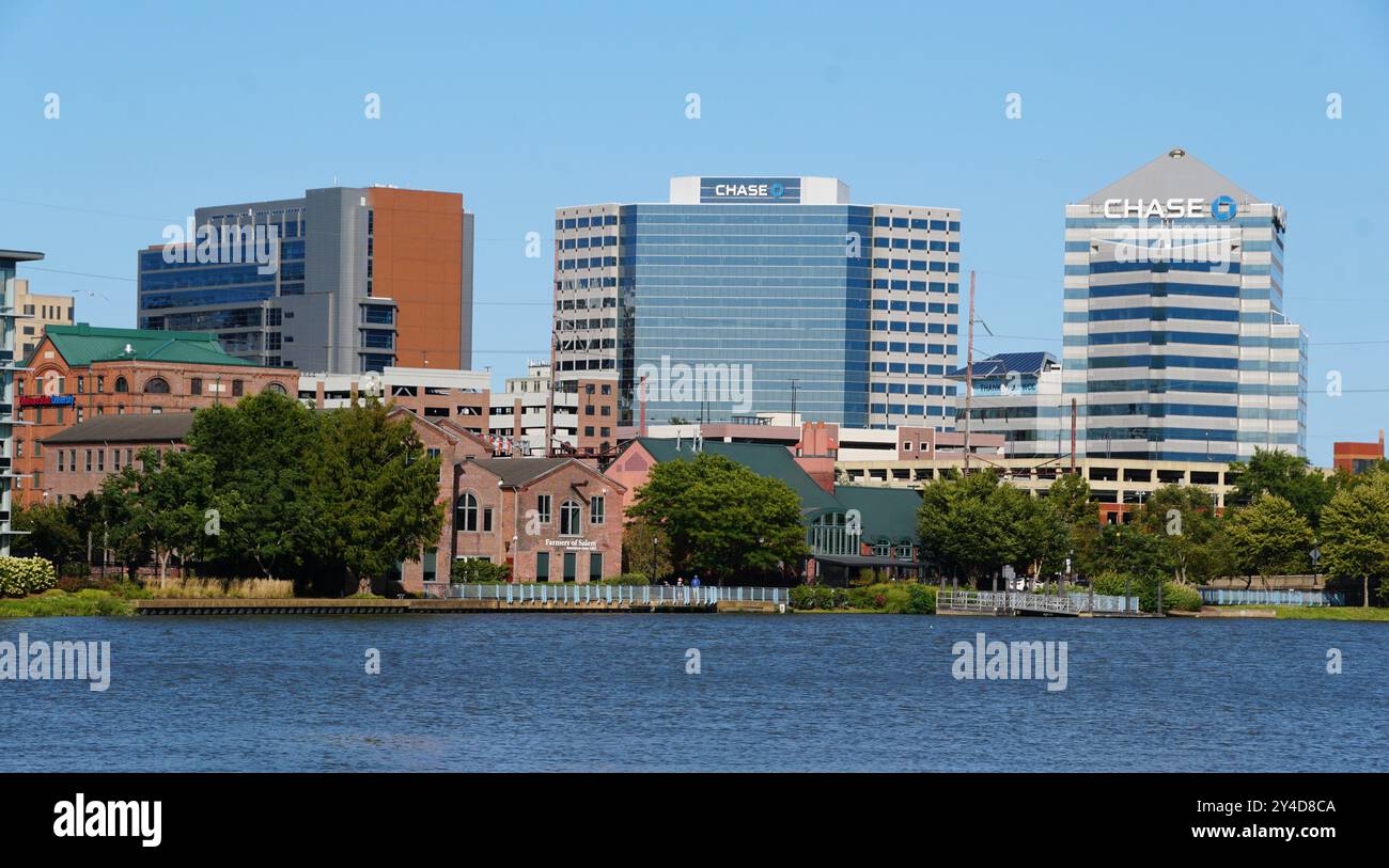 Wilmington, Delaware, U.S.A - 8 settembre 2024 - la vista a distanza degli edifici del centro dalla zona del Riverfront Park che si affaccia su Christina Foto Stock