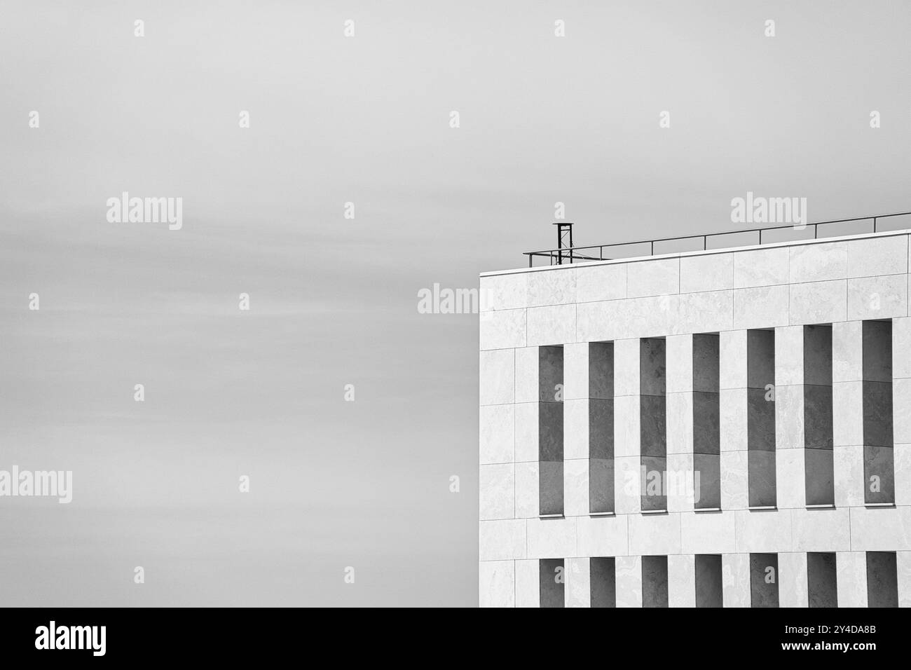 Un edificio moderno e minimalista con finestre verticali e linee pulite Foto Stock