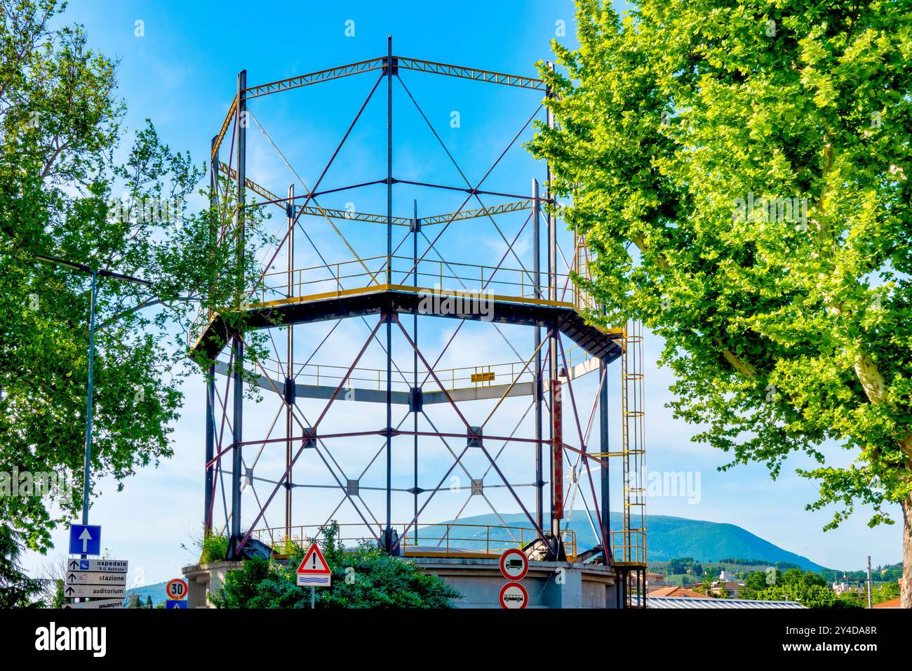 gasometro degli anni '1940 in disuso a Foligno, Italia Foto Stock