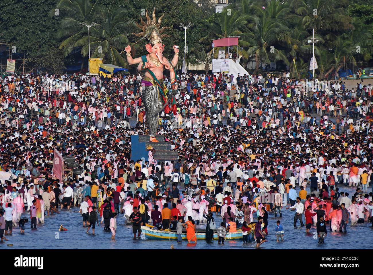 Mumbai, India. 17 settembre 2024. Un idolo di dio indù dalla testa di elefante Ganesh è allineato sulla spiaggia per essere trasportato per immergersi nel mare arabo nel giorno di Anant Chaturdashi. L'ultimo giorno del festival dei dieci giorni è conosciuto come Anant Chaturdashi, un'immersione cerimoniale del dio indù con testa di elefante Ganesh in corpi d'acqua liberi come lago, fiume e oceano. Questa tradizione simboleggia il dio che rimuove gli ostacoli dalla vita dei suoi devoti, li dissolve metaforicamente nell'acqua e li rende nulli. (Foto di Ashish Vaishnav/SOPA Images/Sipa USA) credito: SIPA USA/Alamy Live News Foto Stock