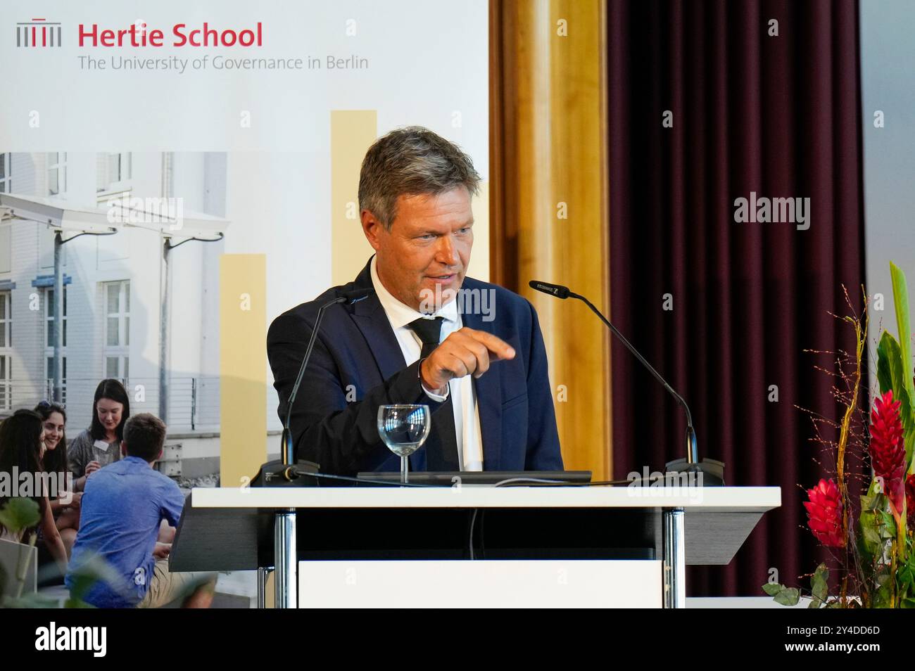 Robert Habeck bei der Verleihung der Ehrendoktorwürde an Arnold Schwarzenegger in Anerkennung seiner bedeutenden Beiträge im Bereich Governance, insbesondere durch Seine Arbeit im Bereich Nachhaltigkeit und bürgerschaftliches Engagement in der Hertie School. Berlino, 17.09.2024 Foto Stock