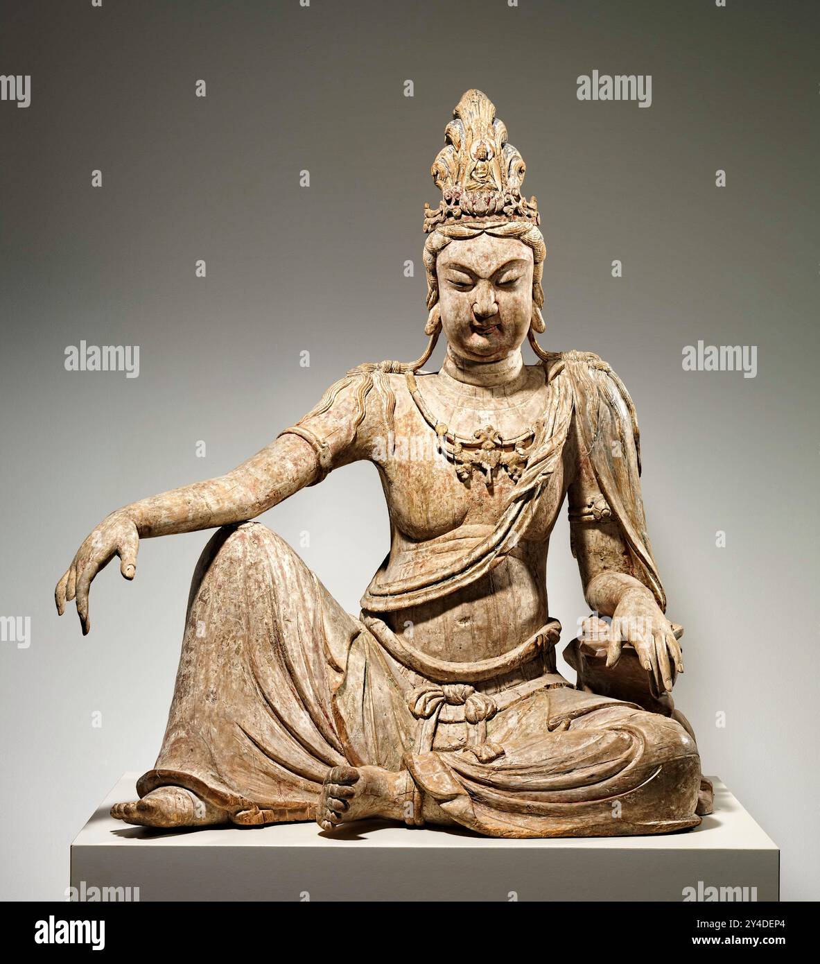 Bodhisattva Avalokiteshvara in forma Water Moon (Shuiyue Guanyin) 遼 彩繪木雕水月觀音菩薩像（柳木胎）della dinastia Liao (907-1125), Cina. Questa grande scultura in legno di salice rappresenta Avalokiteshvara nella manifestazione Water Moon, intesa come una rappresentazione della divinità nella sua Terra pura, o paradiso personale. Foto Stock