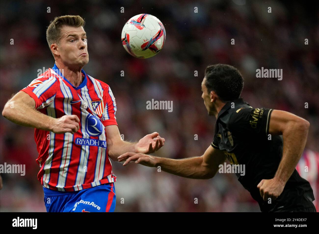 Madrid, Spagna. 15 settembre 2024. Alexander Sorloth dell'Atletico de Madrid e Diego Lopez del Valencia CF durante la partita della Liga EA Sports tra l'Atletico de Madrid e il Valencia CF giocata allo stadio Civitas Metropolitano il 15 settembre 2024 a Madrid, Spagna. (Foto di Juan Perez/PRESSINPHOTO) credito: PRESSINPHOTO SPORTS AGENCY/Alamy Live News Foto Stock