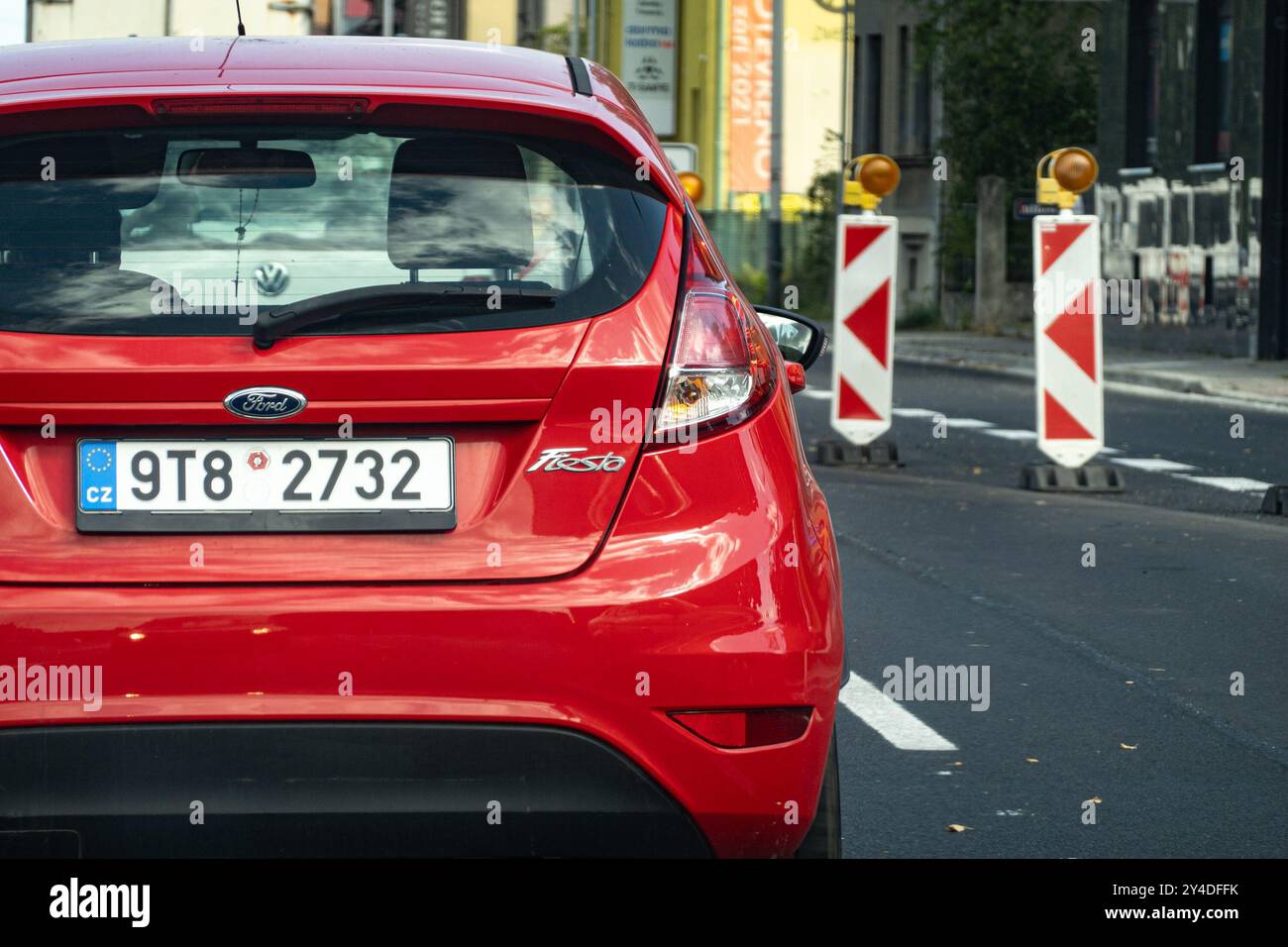 OSTRAVA, CECHIA - 21 SETTEMBRE 2023: Auto Ford Fiesta Mk6 rossa in ingorgo a causa di lavori stradali Foto Stock