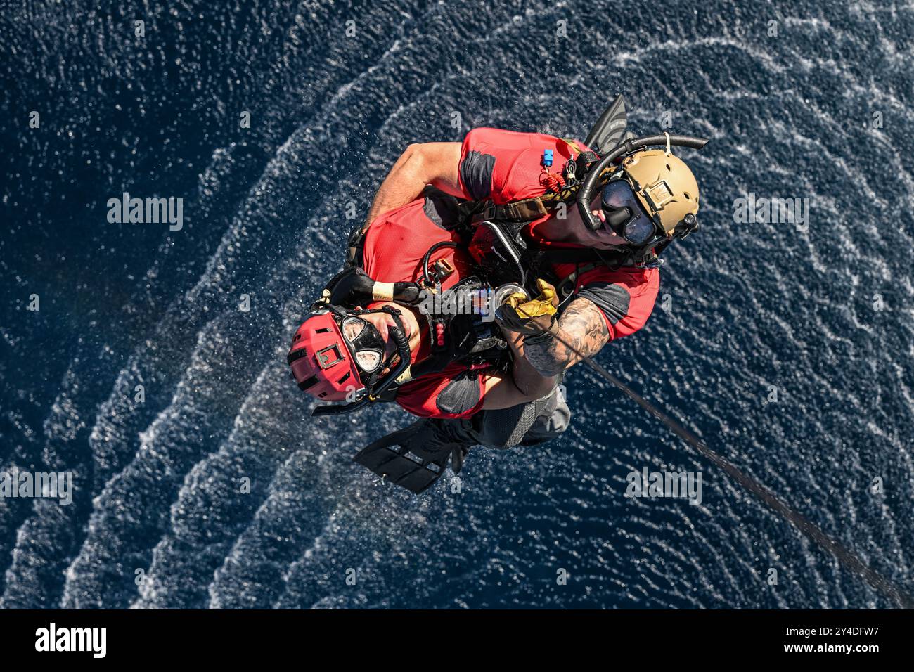 Pola, Croazia. 10 settembre 2024. I paracadutisti della U.S. Air Force, assegnati al 57th Rescue Squadron, sollevano un HH-60G Pave Hawk della U.S. Air Force, assegnato al 56th RQS, durante l'esercitazione PR ACE Croatia 24 nei pressi di Pola, Croazia, settembre. 10, 2024. La U.S. Air Force opera in tutto il mondo con forze agili e capacità militari flessibili per rispondere ai cambiamenti nell'ambiente operativo e rafforzare l'impegno degli Stati Uniti nei confronti di alleati e partner. (Immagine di credito: © Joseph Bartoszek/U.S. Air Force/ZUMA Press Wire) SOLO PER USO EDITORIALE! Non per USO commerciale! Foto Stock